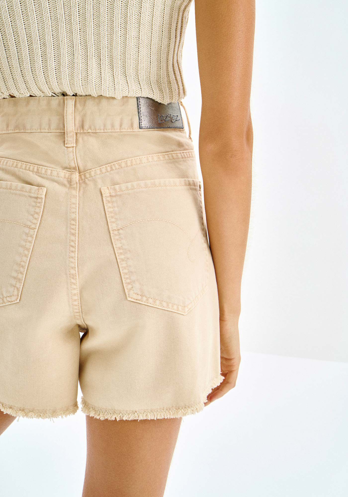 Shorts Sarja Hot Pant Cintura Alta com Detalhe C&oacute;s, BEGE INTUICAO, large.