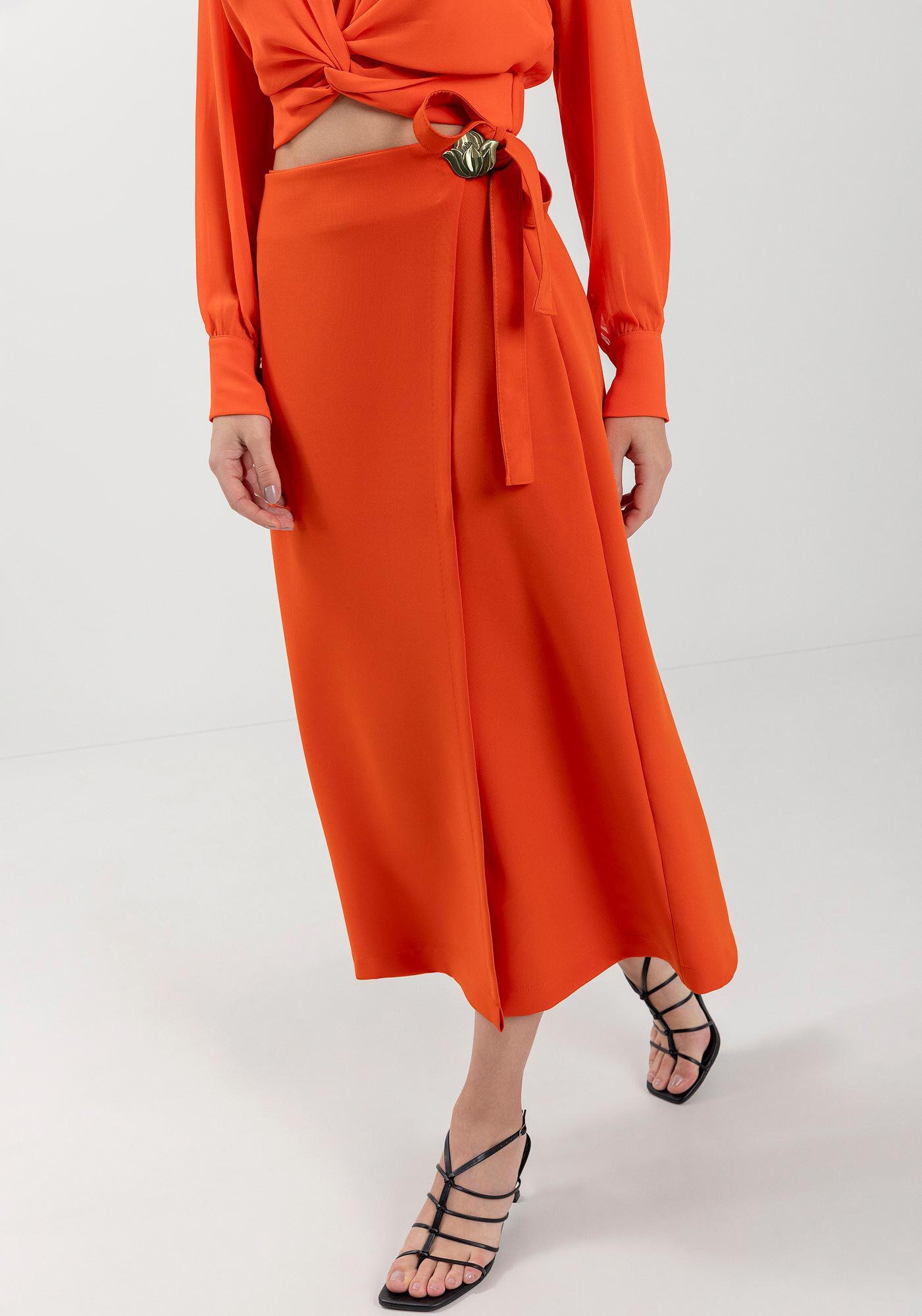 Saia Midi Ch&aacute; Com Amarra&ccedil;&atilde;o E Aplique Metalizado, , large.