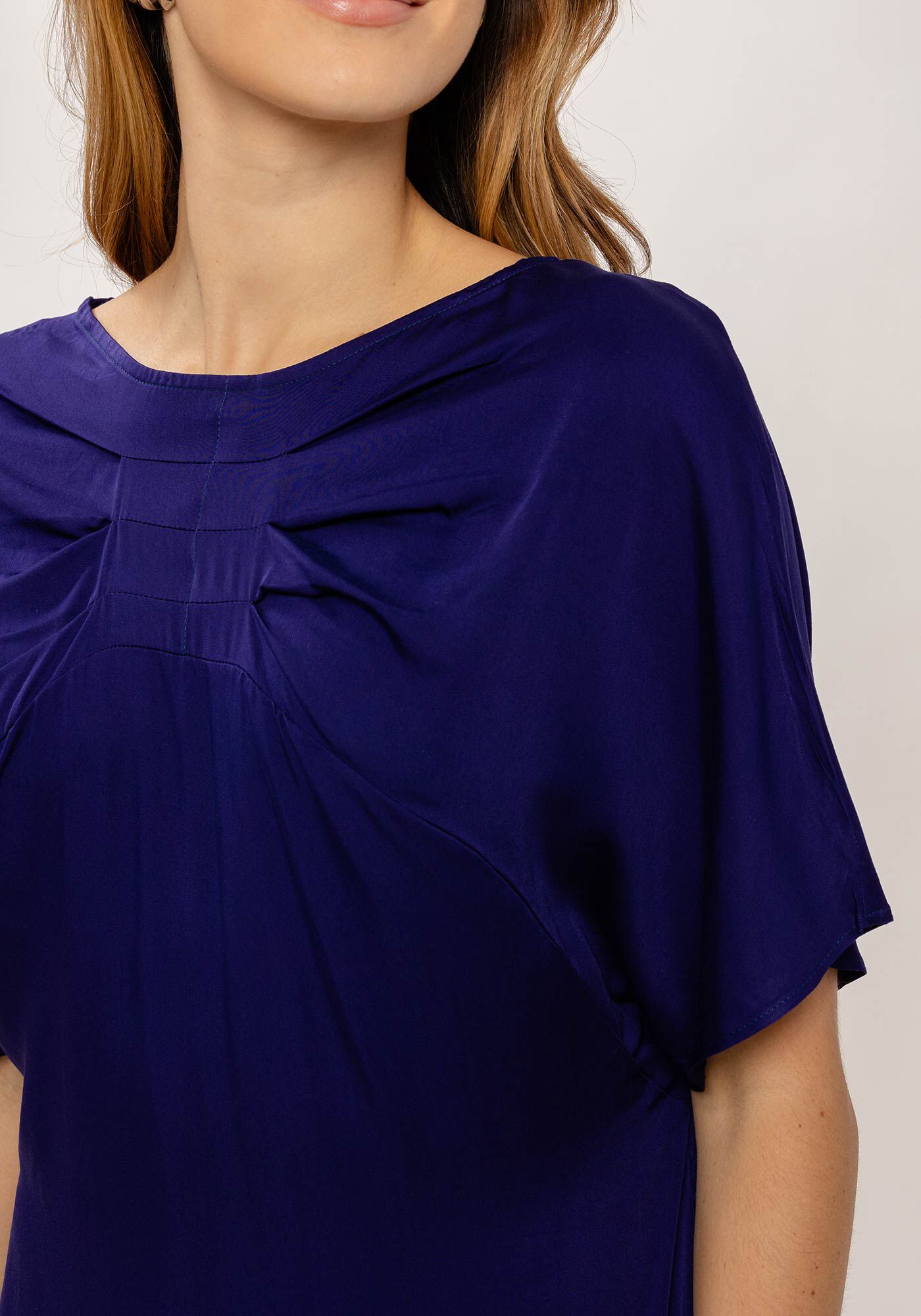 Vestido Curto Manga Curta com Pregas Decote, , large.