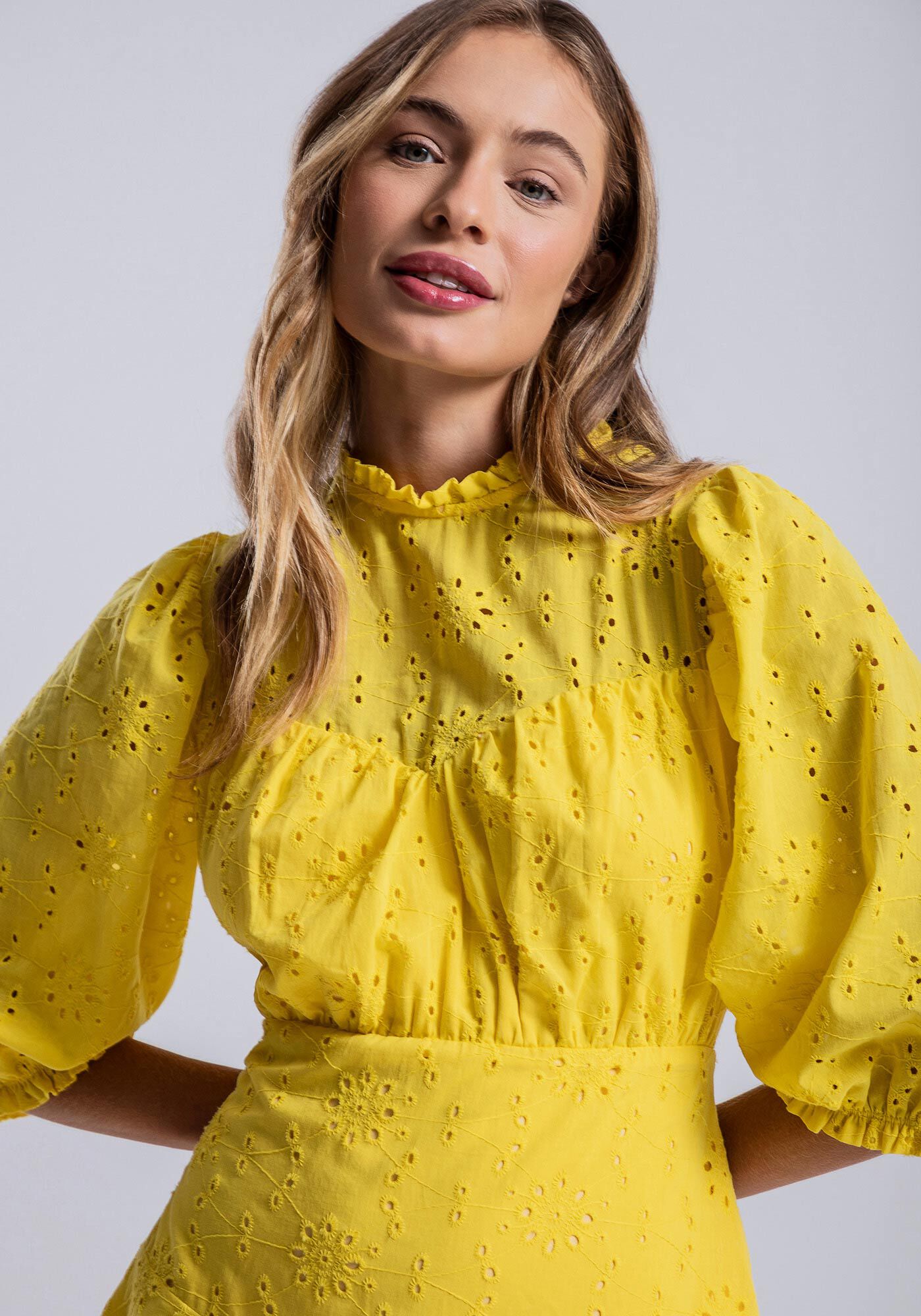 Vestido amarelo sale de renda curto