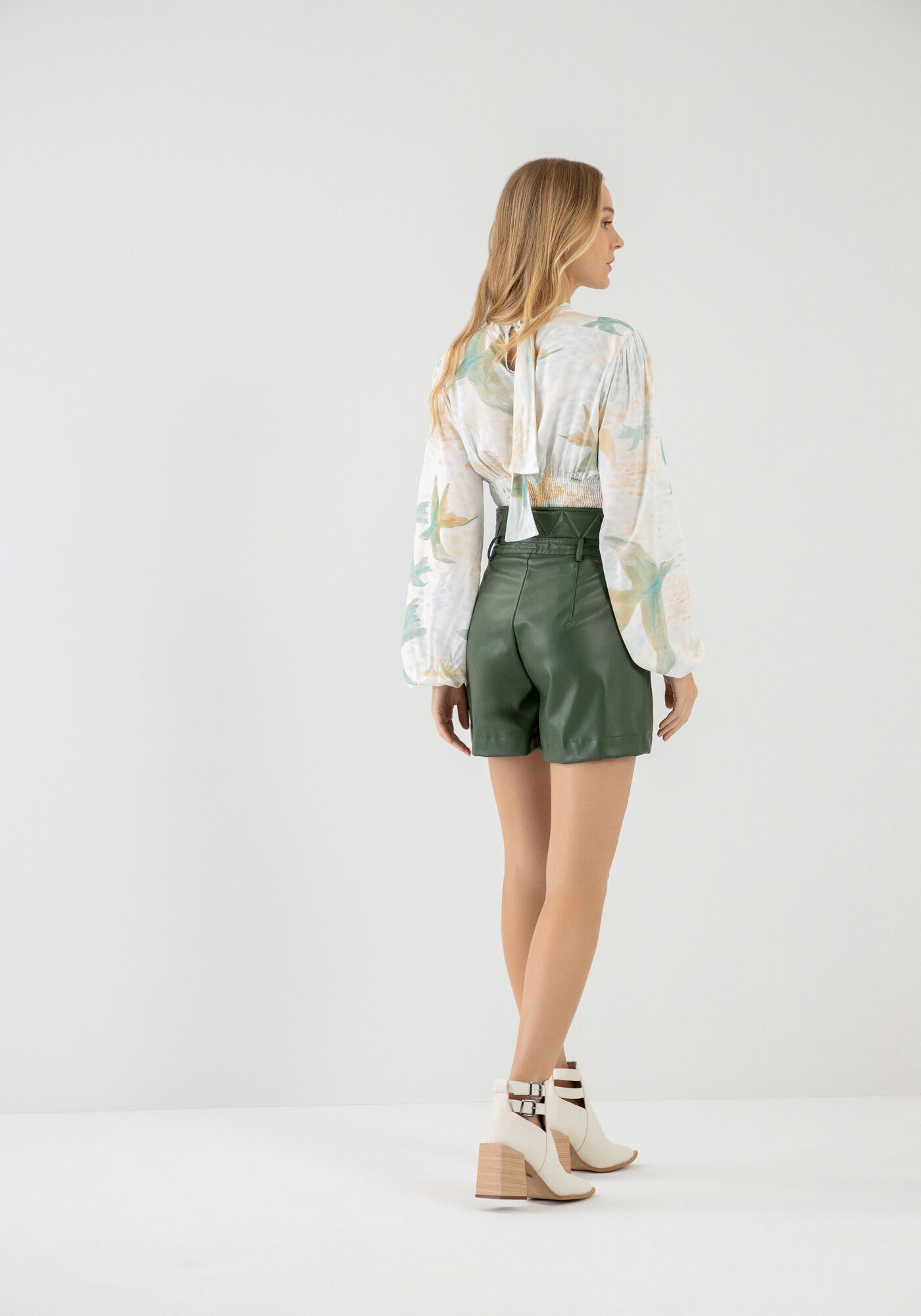 Shorts Cintura Alta em PU com Detalhe C&oacute;s, VERDE TURFA, large.