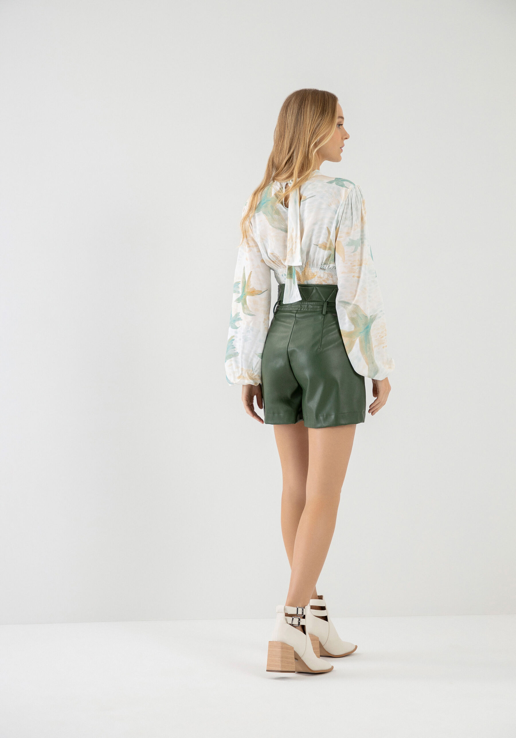 Shorts Cintura Alta em PU com Detalhe Cós, . Shorts Cintura Alta em PU com Detalhe Cós, , large.