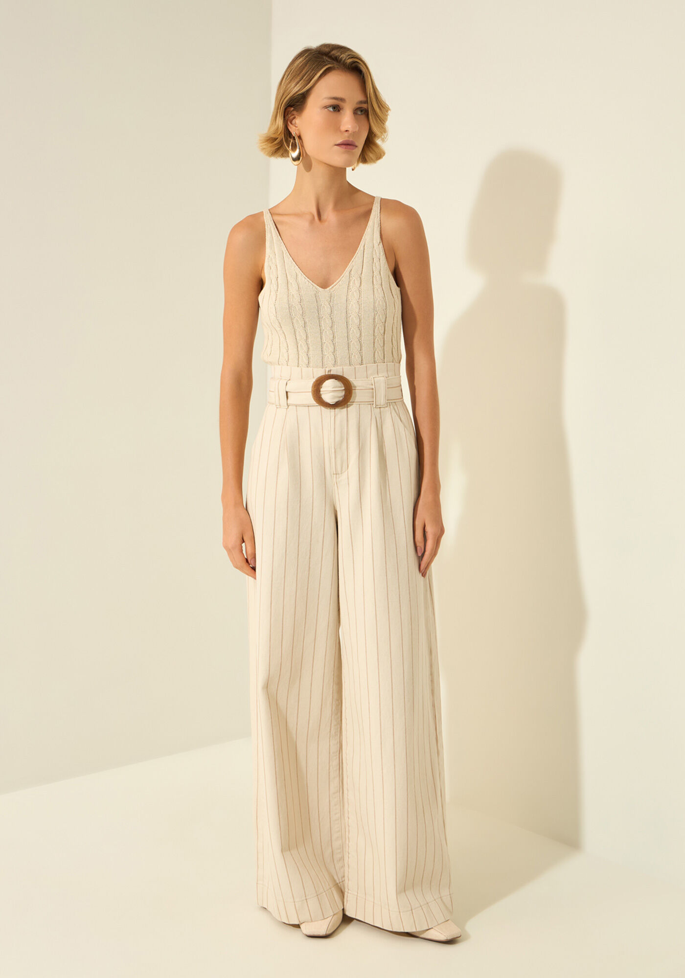 Cal&ccedil;a Super Wide Leg Em Sarja Com Cintura Alta E Cinto, LISTRADO NATURAL, large.