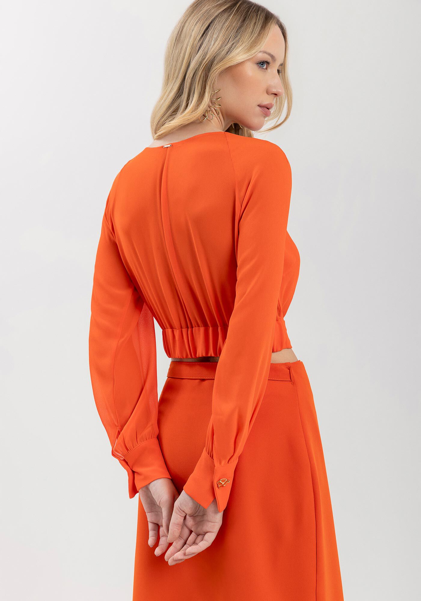 Blusa Cropped De Mangas Longas Com N&oacute; Frontal E Decote Em V, , large.