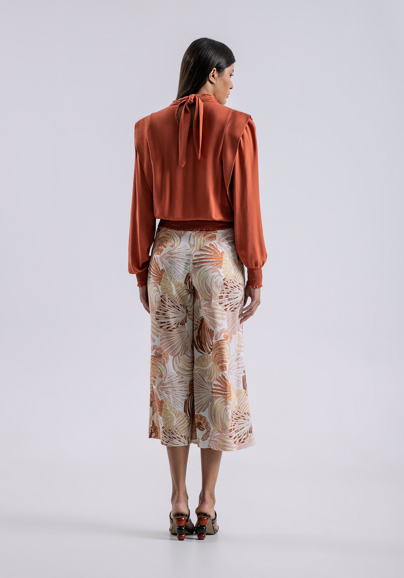 Blusa Gola Alta em Crepe com Recorte Ombreira, , large.