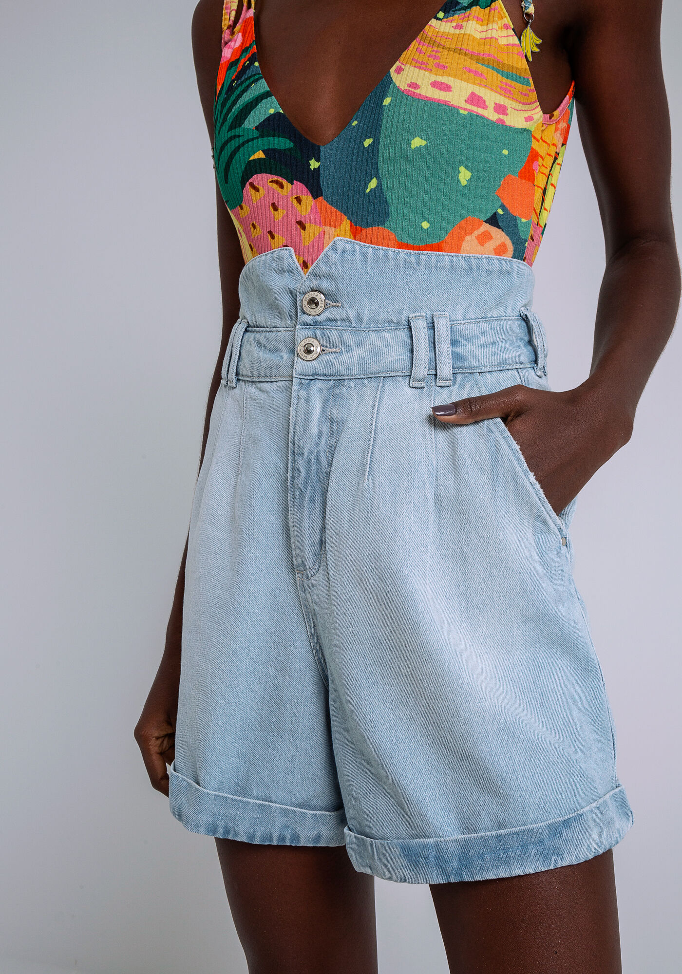 Shorts Jeans Cintura Alta com Recorte Lez a Lez