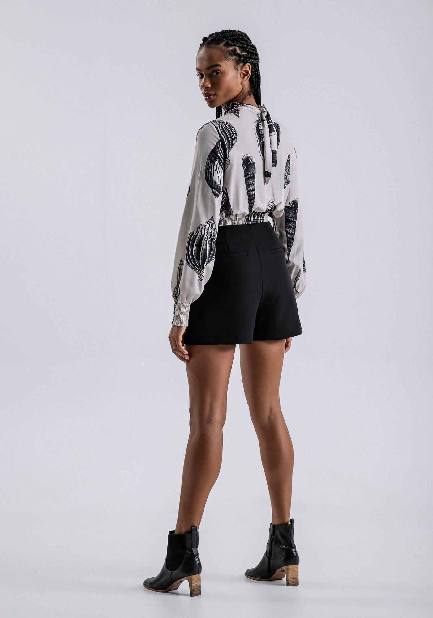 Shorts Tecido Petra com Detalhe C&oacute;s, PRETO REATIVO, large.