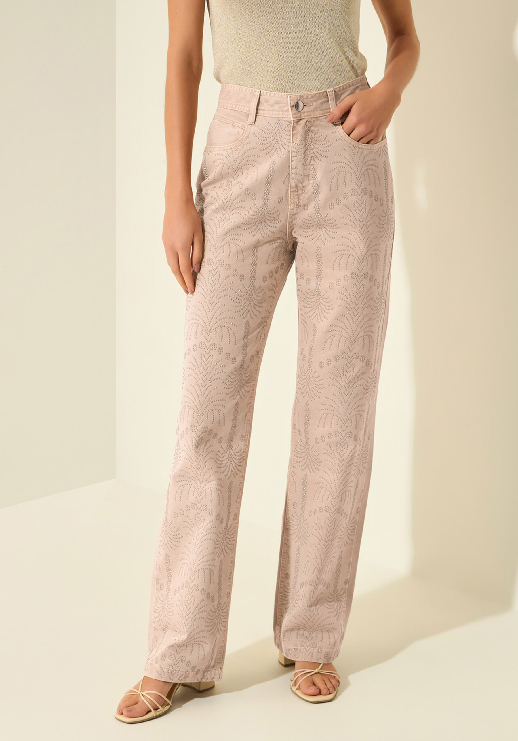 Calça Reta De Sarja Com Cintura Alta E Aplicações, BEGE PAPIRO. Calça Reta De Sarja Com Cintura Alta E Aplicações, BEGE PAPIRO, large.