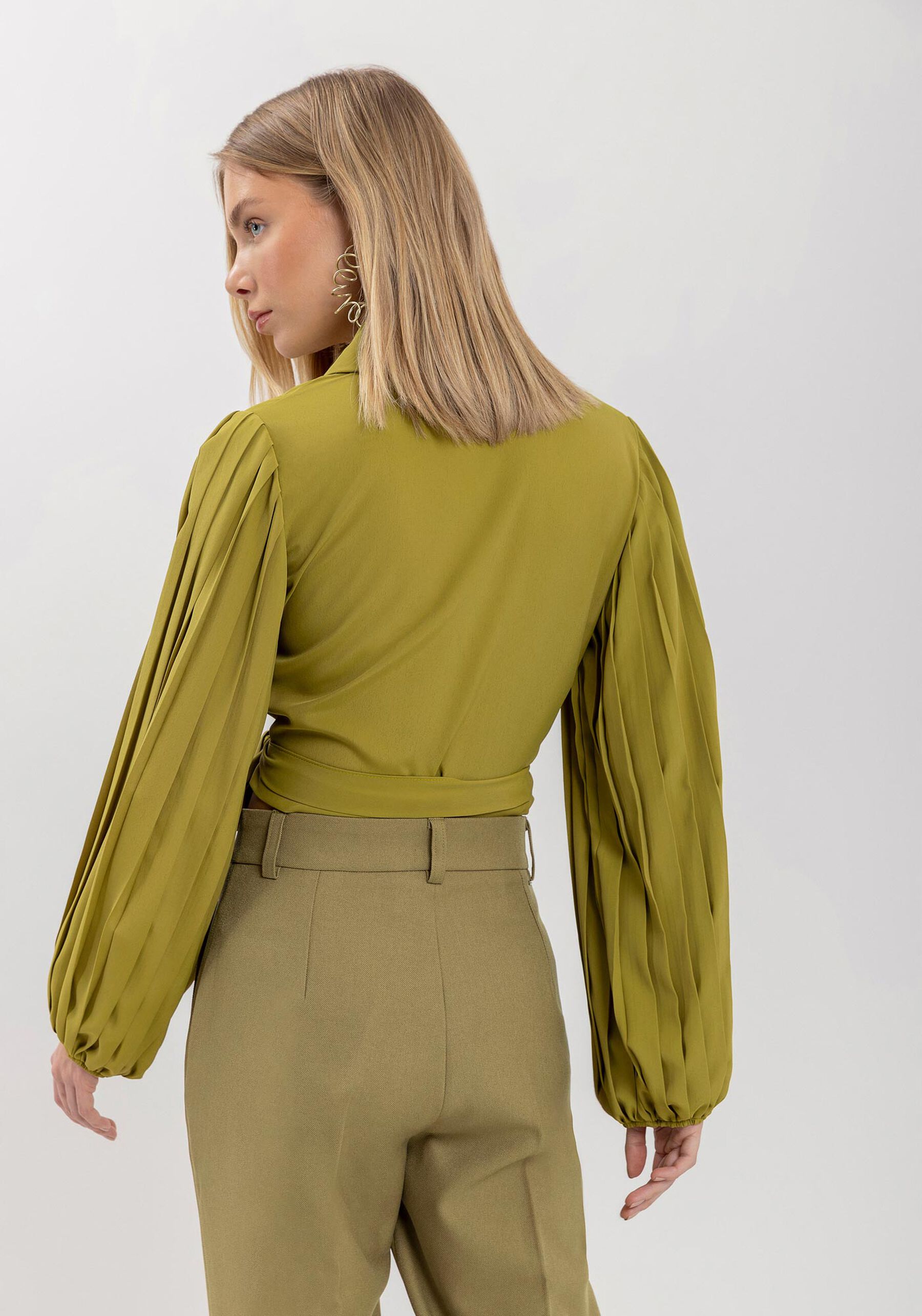 Blusa Curta Transpassada Com Mangas Longas Plissadas, VERDE NEW SOFT. Blusa Curta Transpassada Com Mangas Longas Plissadas, VERDE NEW SOFT, large.