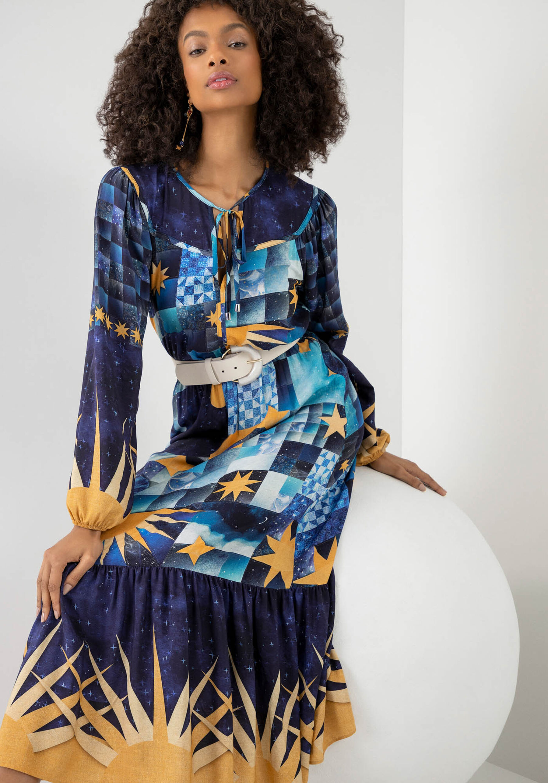 Vestido Midi Manga Longa com Babado e Cinto Faixa, ASTRO. Vestido Midi Manga Longa com Babado e Cinto Faixa, ASTRO, large.