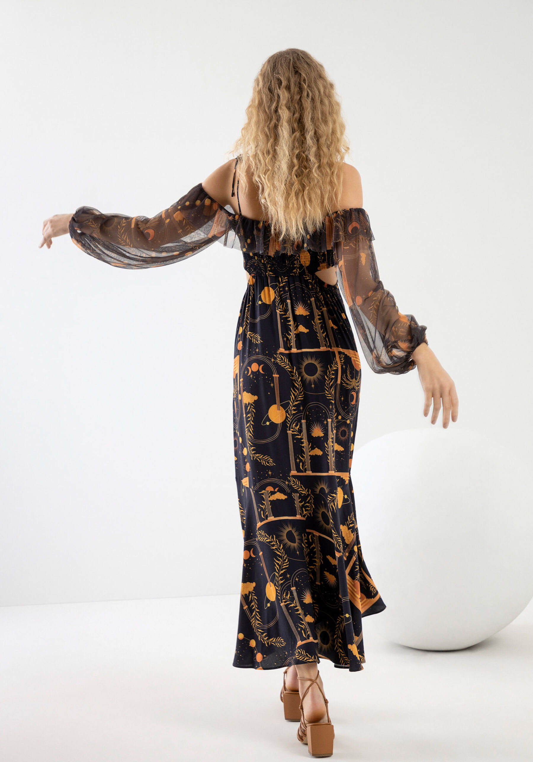 Vestido Midi Estampado com Mangas em Tule, UNIVERSO. Vestido Midi Estampado com Mangas em Tule, UNIVERSO, large.