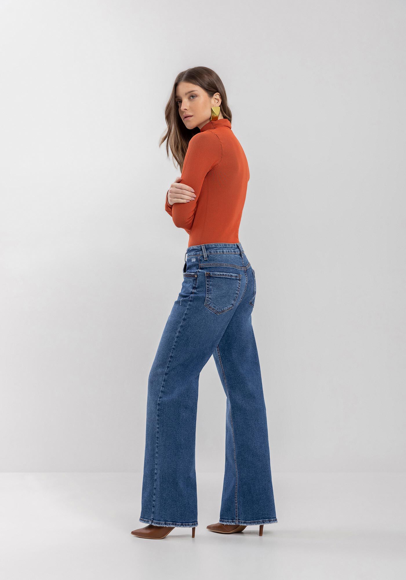 Cal&ccedil;a Jeans Wide Leg Com Cintura Alta E Pu&iacute;dos Na Barra, , large.