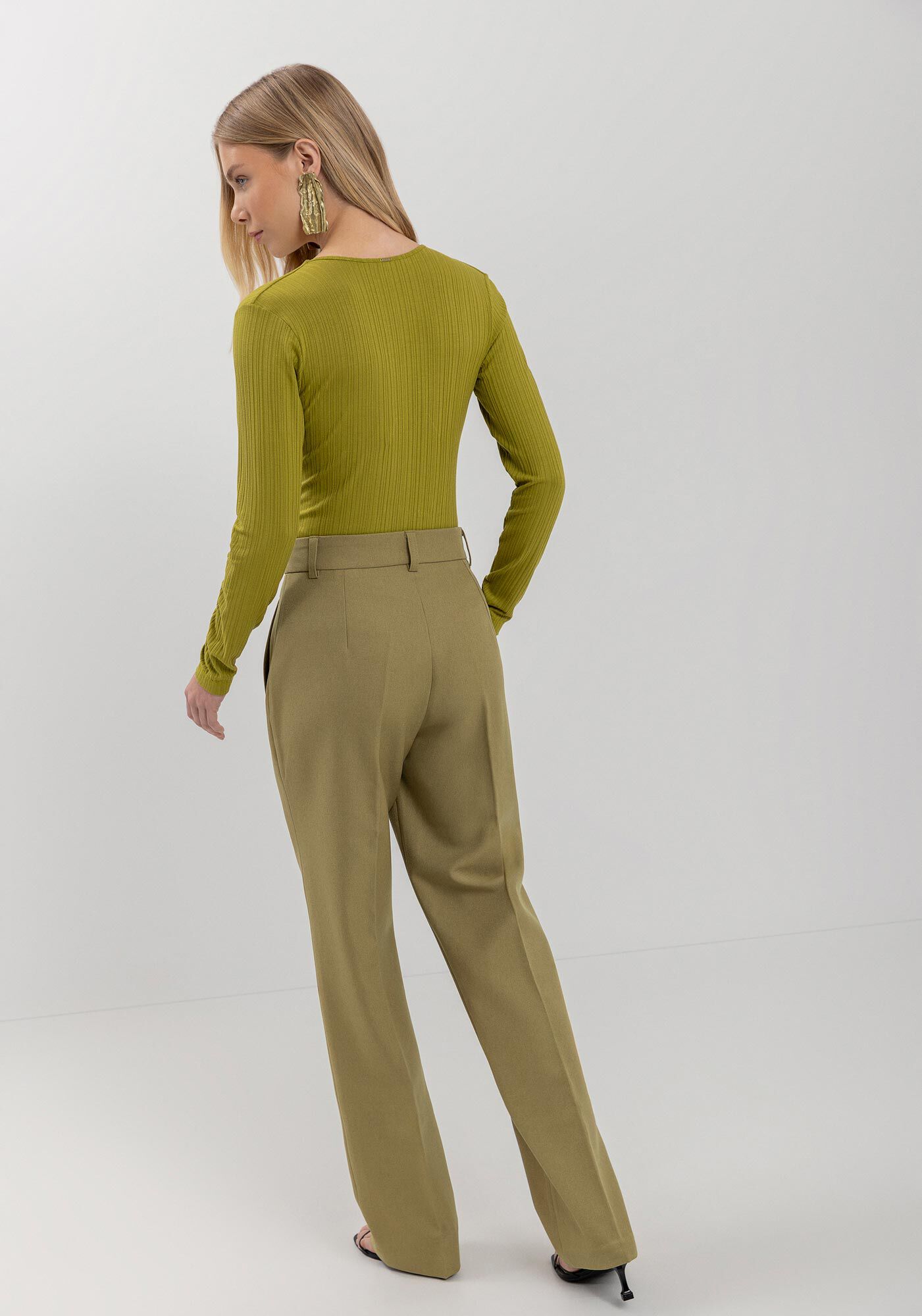 Cal&ccedil;a Reta Alfaiataria Com Cintura M&eacute;dia E Bolsos Embutidos, VERDE NEW SOFT, large.