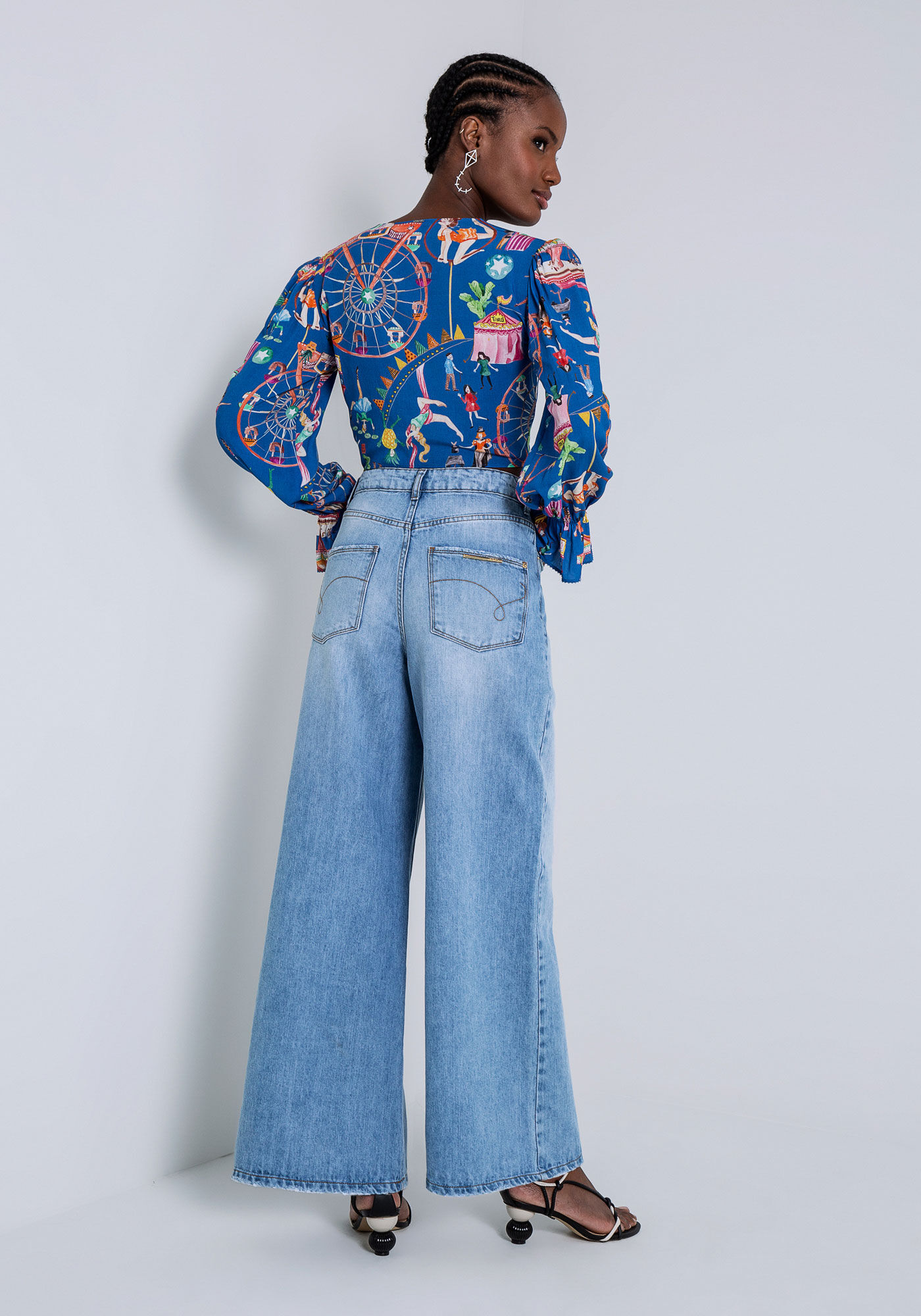 Calça cintura alta combina com top que blusa
