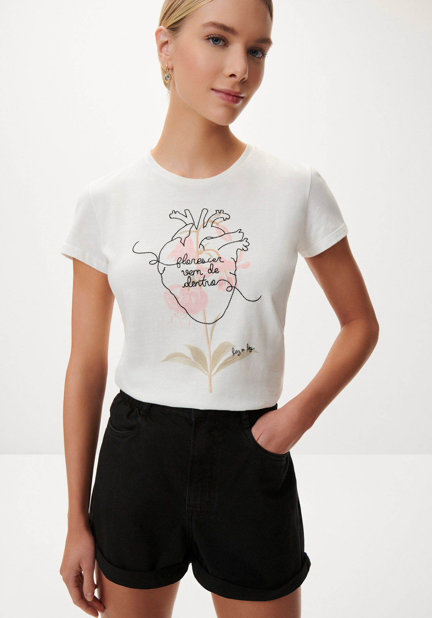 T-shirt em Malha Respons&aacute;vel com Bordado Cora&ccedil;&atilde;o, , large.