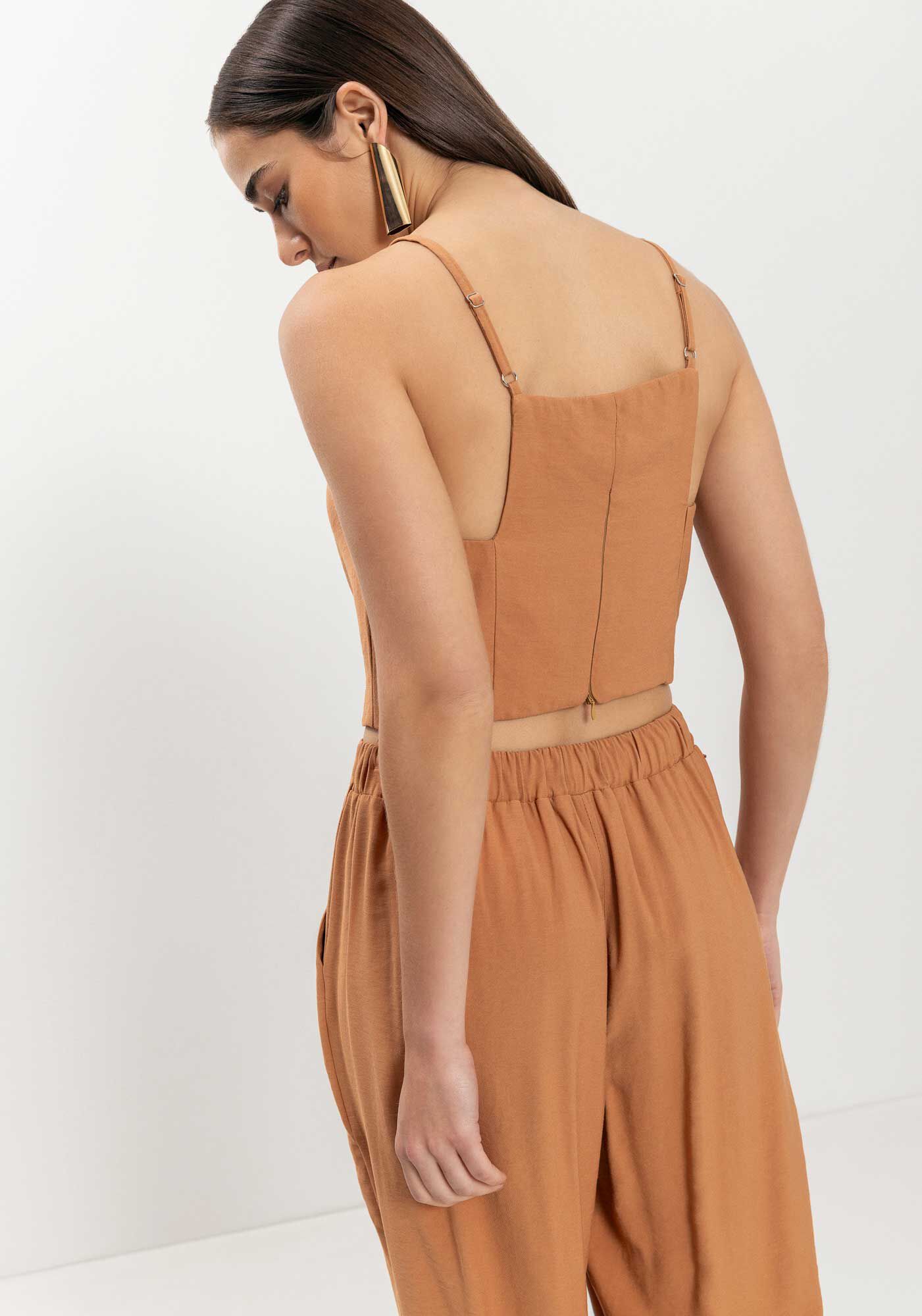 Blusa Cropped De Al&ccedil;as Com Decote Reto E Z&iacute;per Posterior, , large.