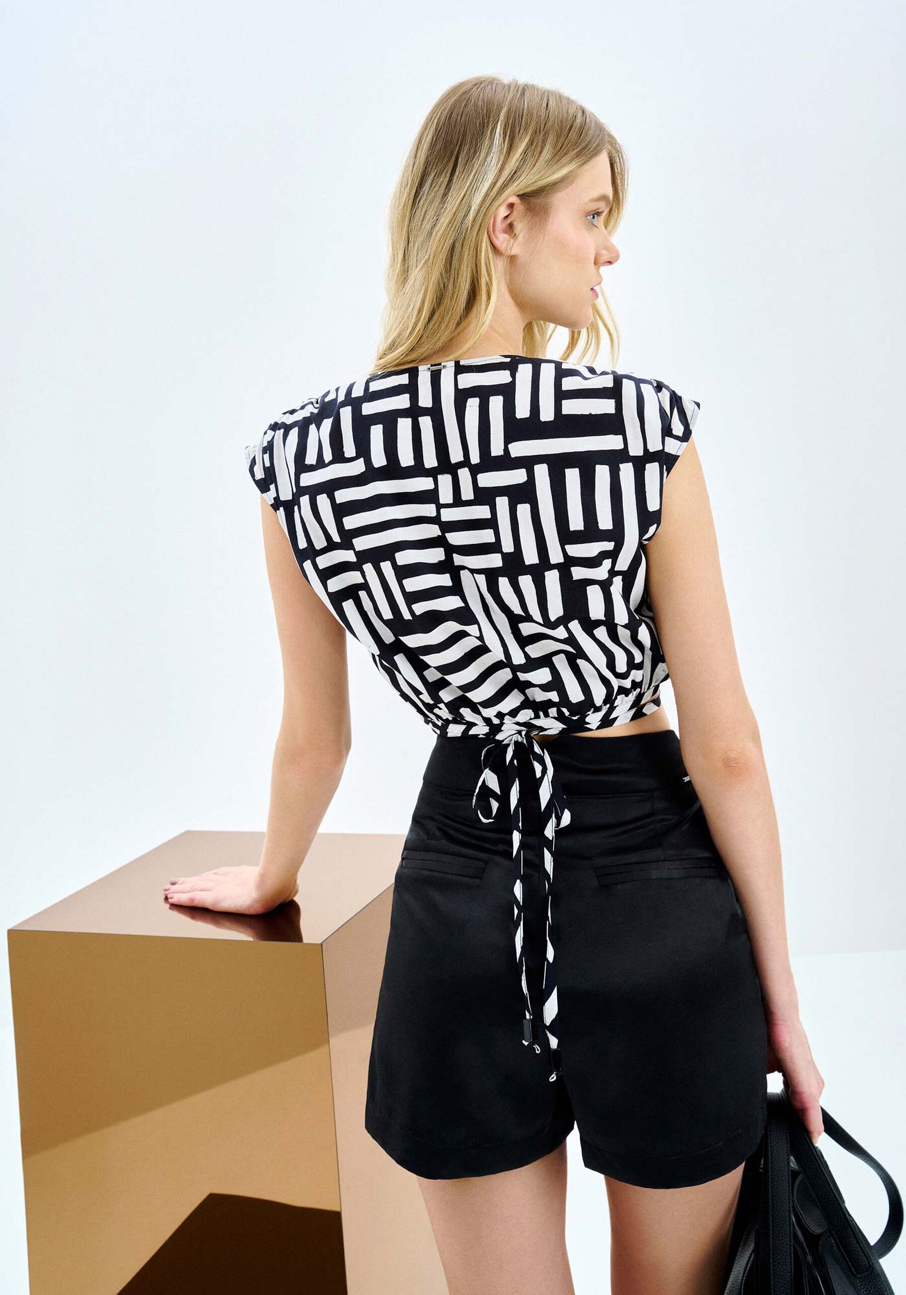 Blusa Cropped Transpassada em Tricoline Estampada, BRUSHES. Blusa Cropped Transpassada em Tricoline Estampada, BRUSHES, large.