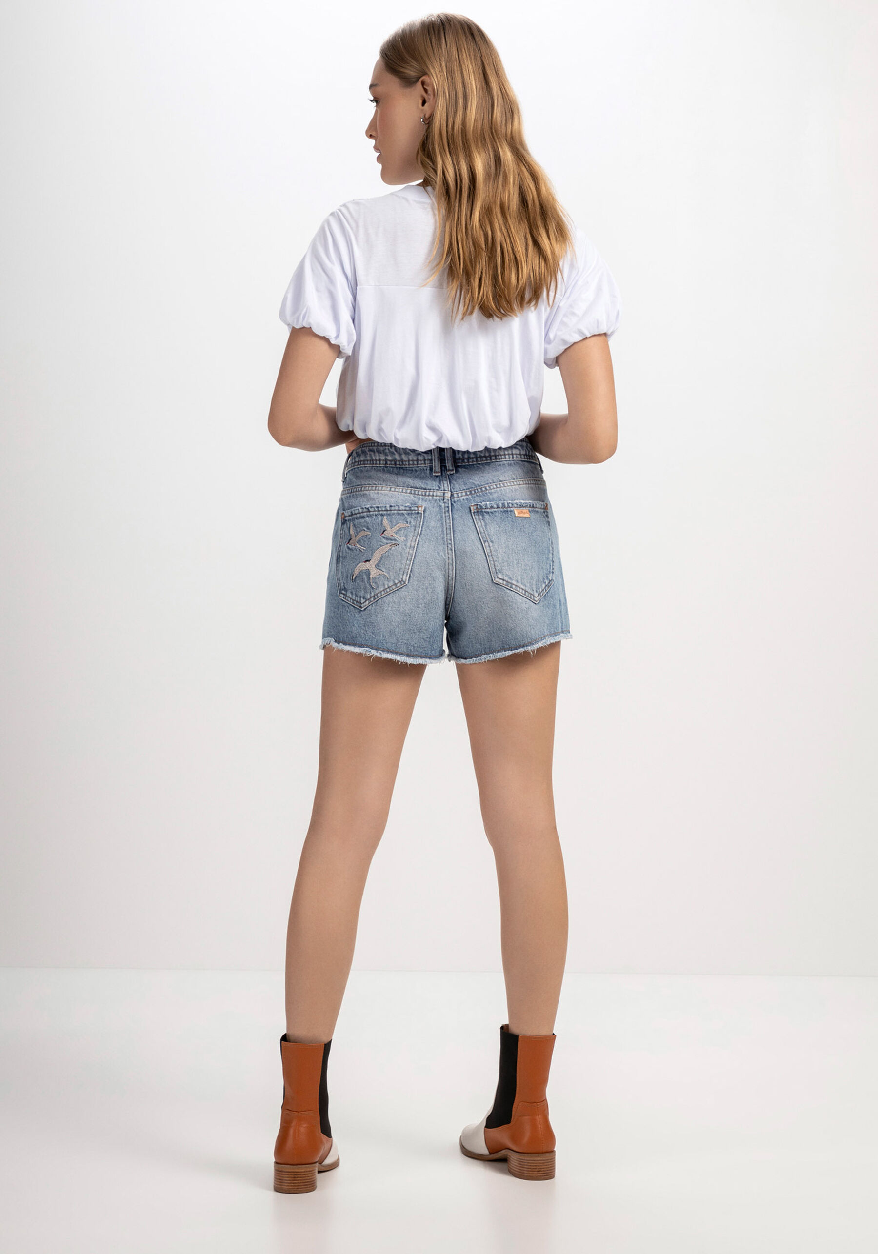 Shorts Jeans com Bordado Bolso, JEANS. Shorts Jeans com Bordado Bolso, JEANS, large.