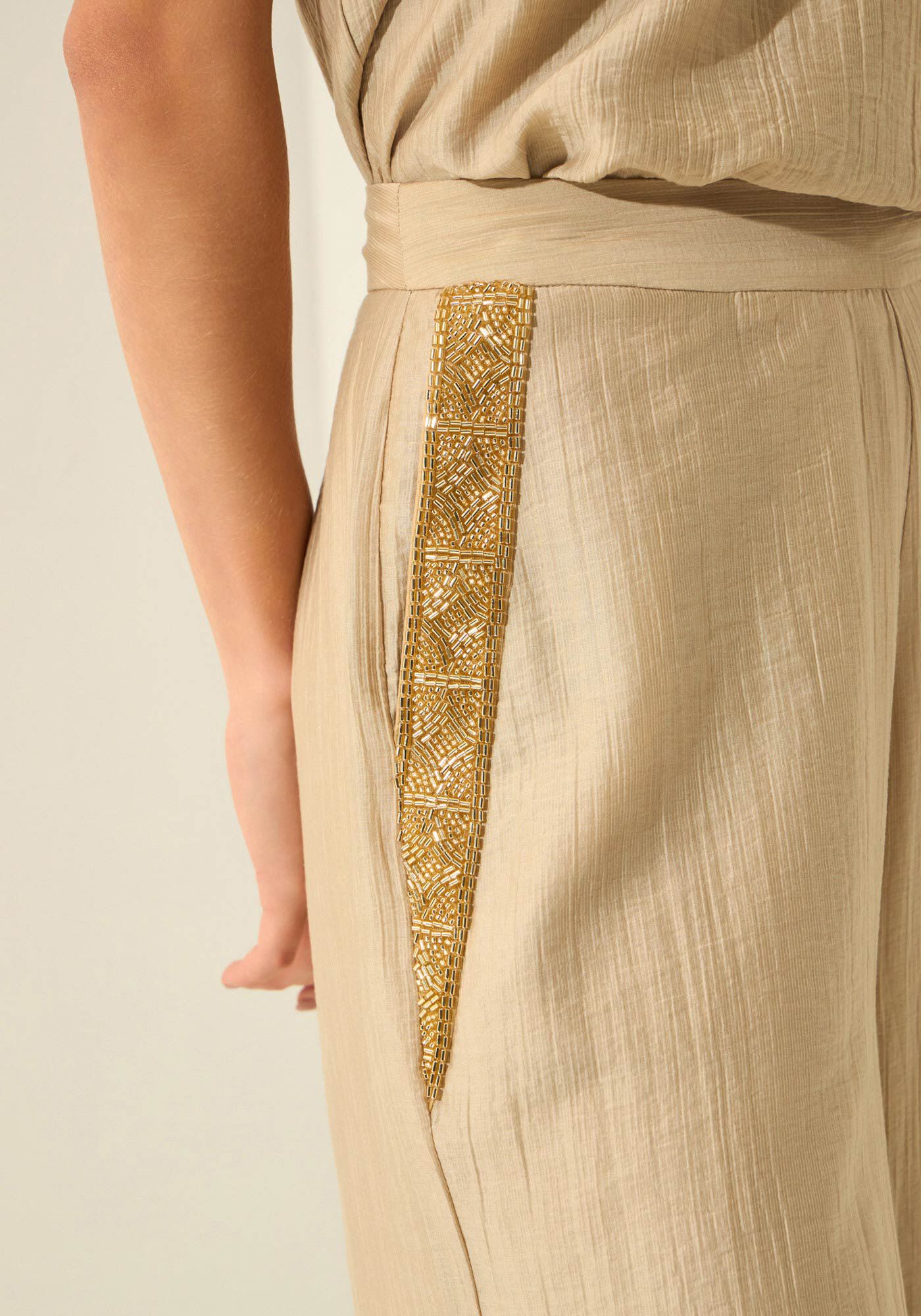 Cal&ccedil;a Reta De Cintura Alta Com Bolsos E Aplica&ccedil;&otilde;es, BEGE FAIRWAY, large.