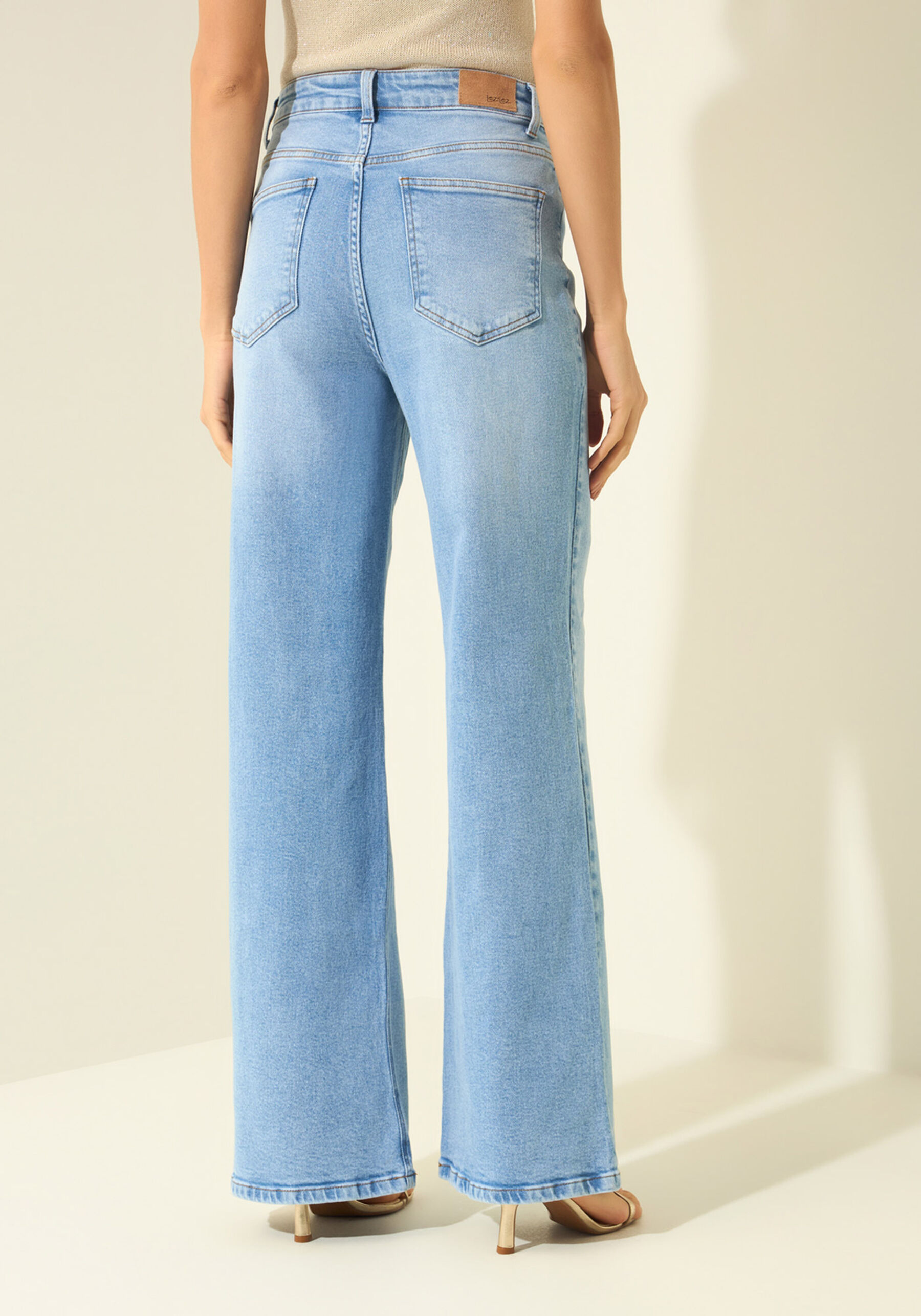 Calça Jeans Wide Leg Com Elastano E Cintura Alta, JEANS CLARO. Calça Jeans Wide Leg Com Elastano E Cintura Alta, JEANS CLARO, large.