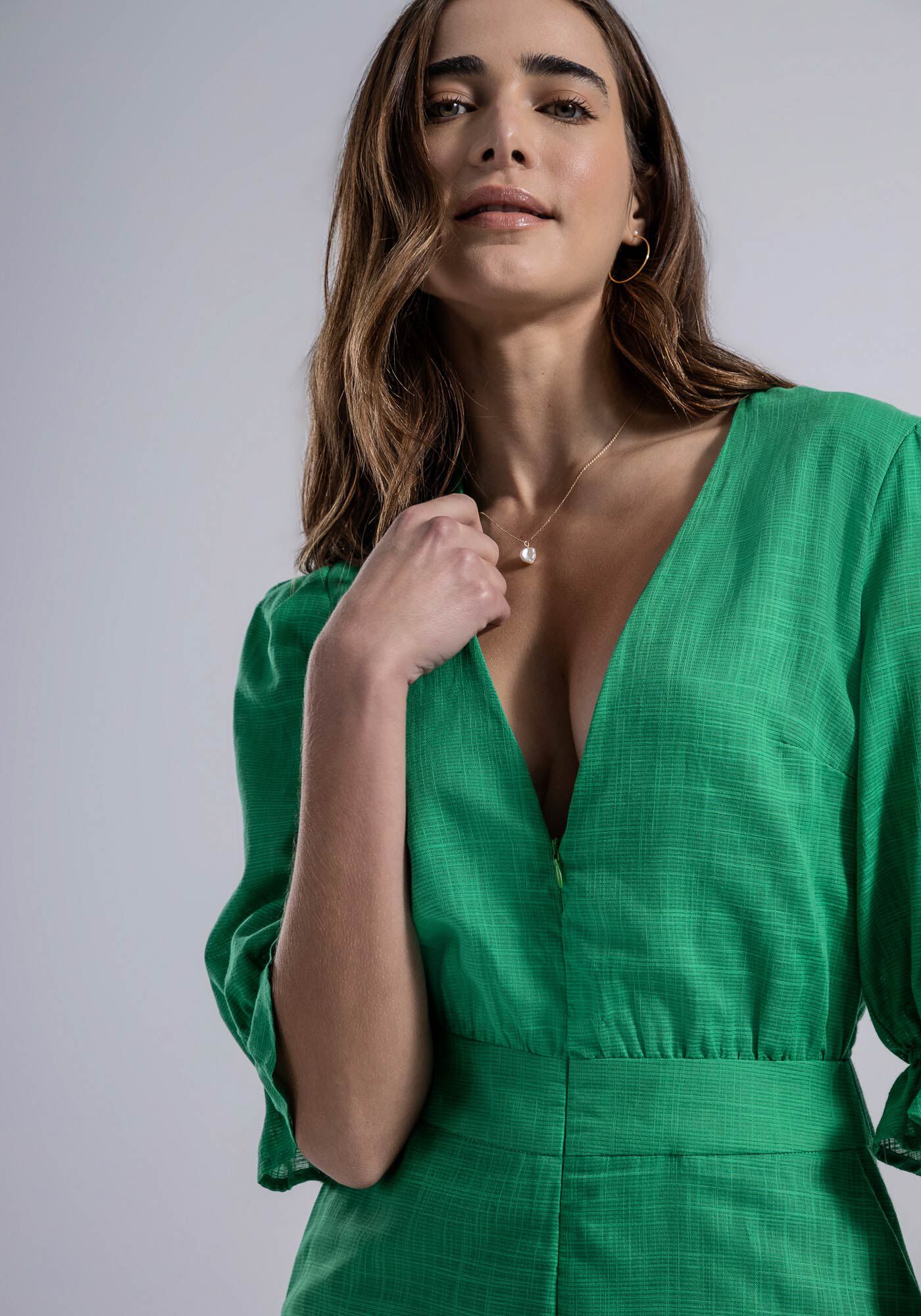 Macac&atilde;o Curto em Tecido Thige com Babado e Z&iacute;per, , large.