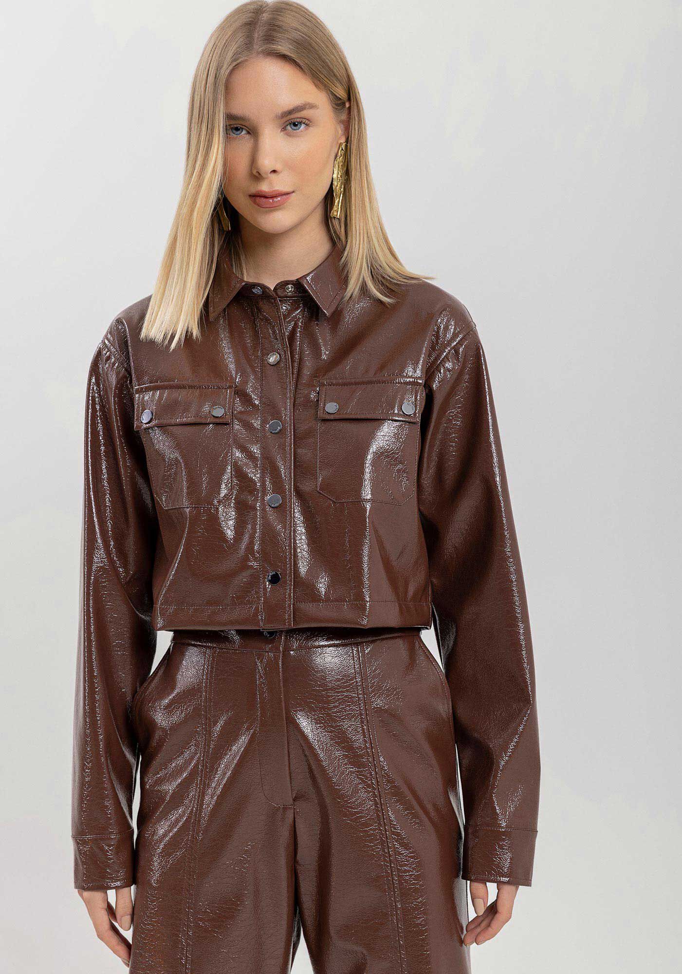 Jaqueta Cropped Com Bolsos E Bot&otilde;es Frontais, MARROM CHOCOLATE, large.