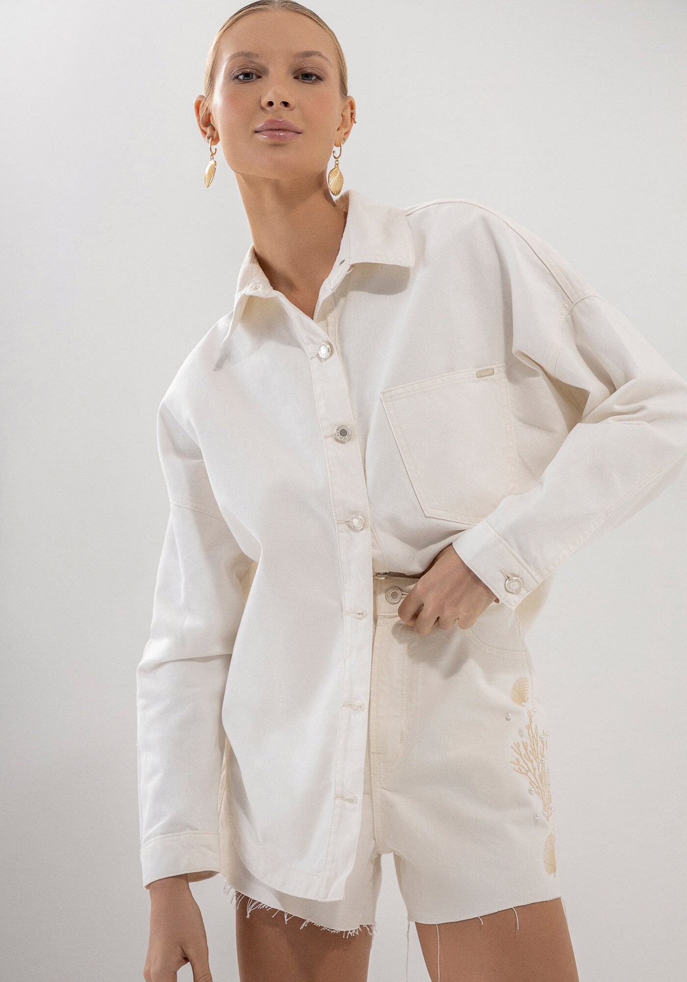 Jaqueta Sarja com Bordado e P&eacute;rolas Costas, BRANCO OFF WHITE, large.