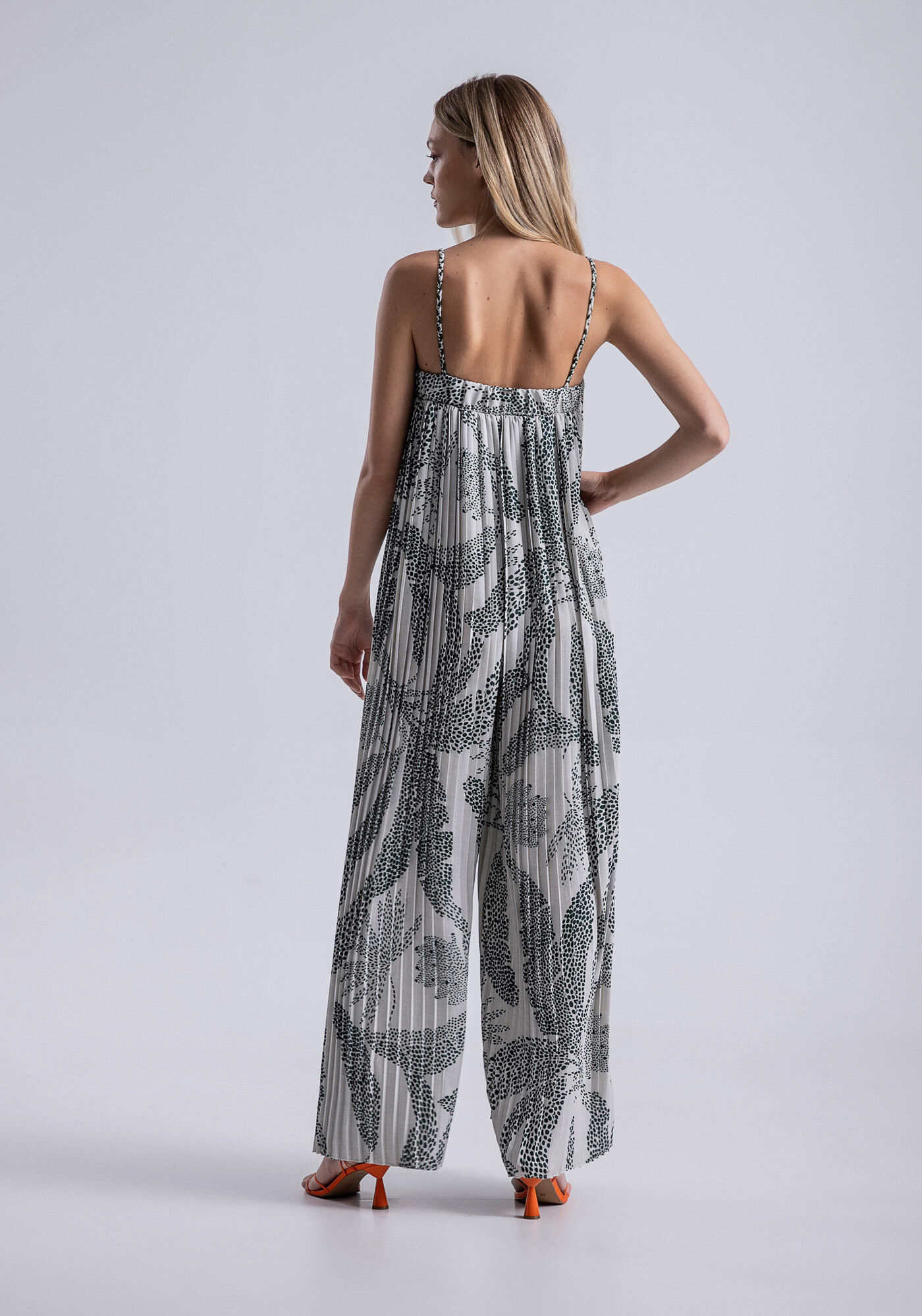 Macac&atilde;o Longo com Al&ccedil;as em Tecido Poly Plissado, , large.