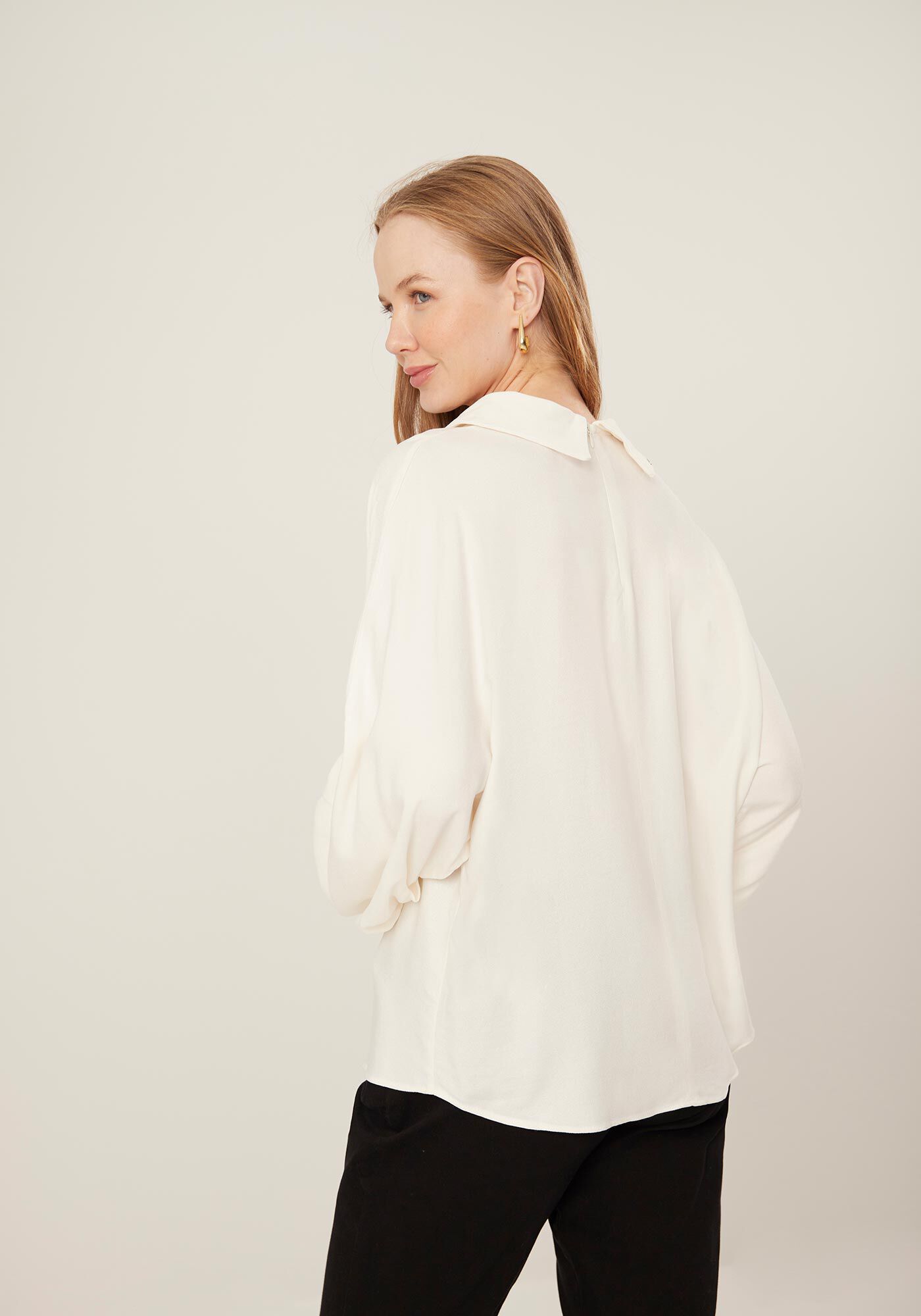 Blusa Em Crepe De Viscose Com Mangas Amplas E Gola Camisa, , large.
