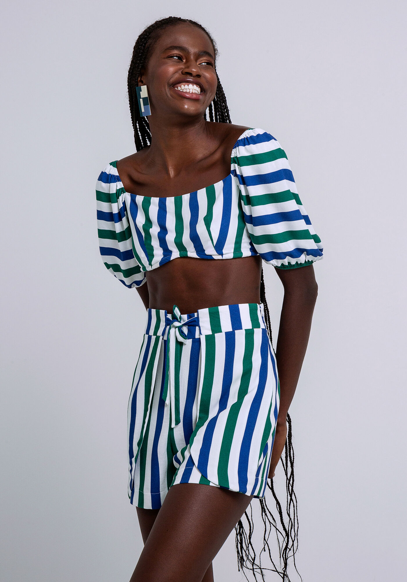 Blusas con sales shorts altos