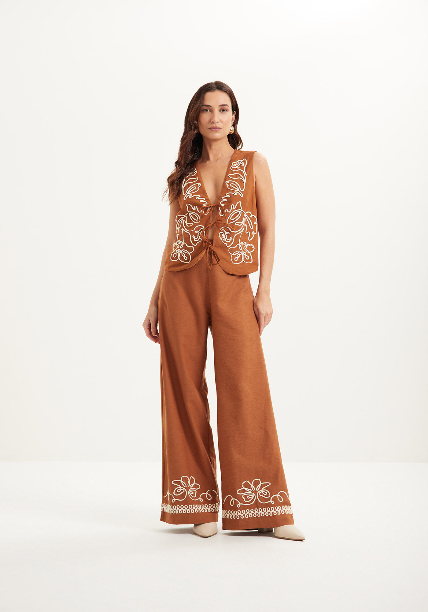 Colete Bordado Com Decote Em V E Amarra&ccedil;&otilde;es Frontais, MARROM ESPERADO, large.