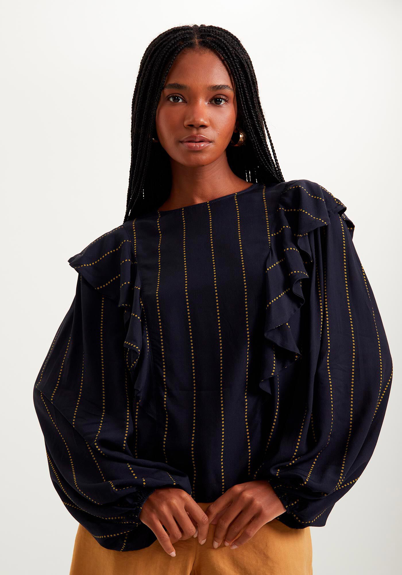 Blusa De Mangas Amplas Em Viscose Com Babados, , large.