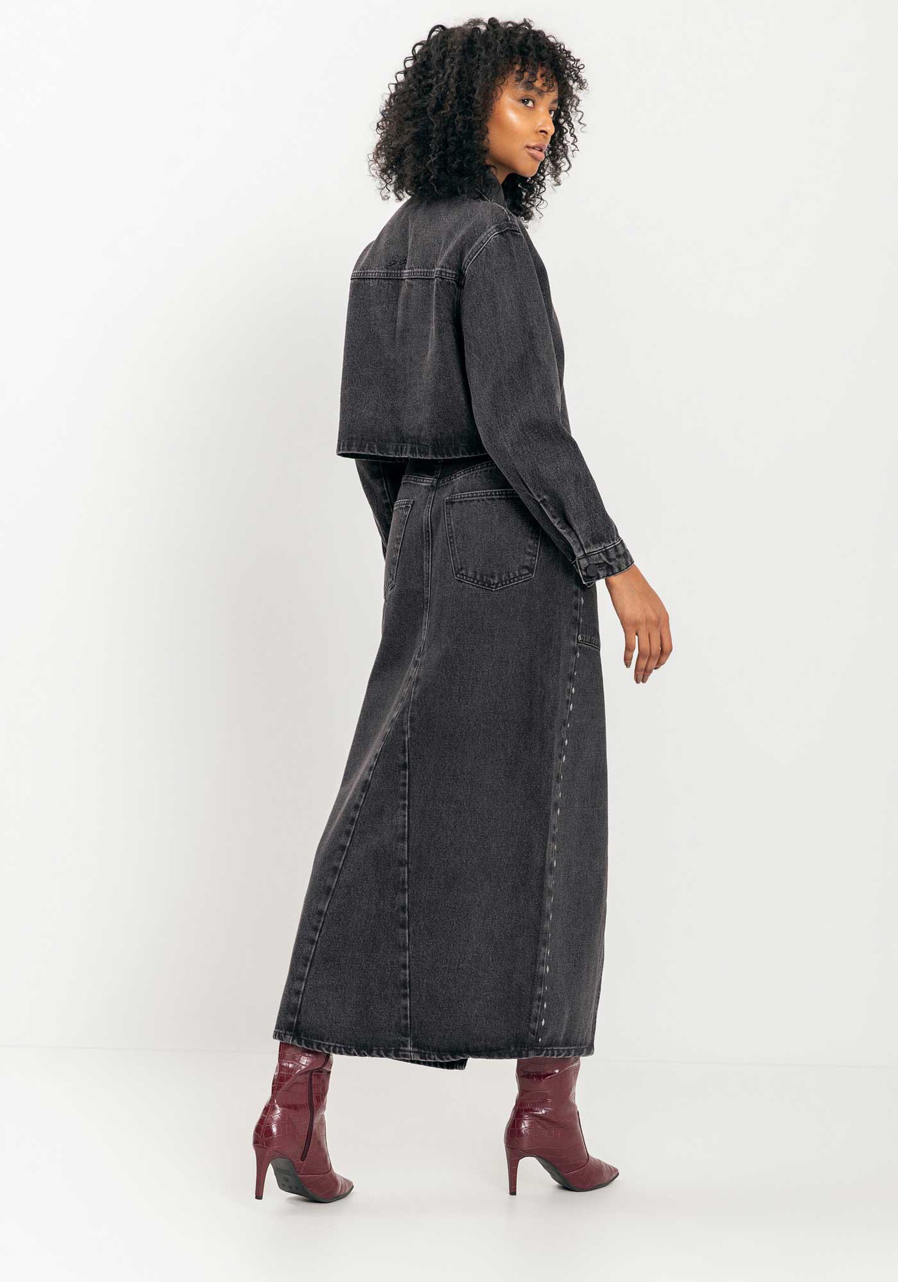 Saia Jeans Longa Com Fenda E Pedrarias, PRETO. Saia Jeans Longa Com Fenda E Pedrarias, PRETO, large.