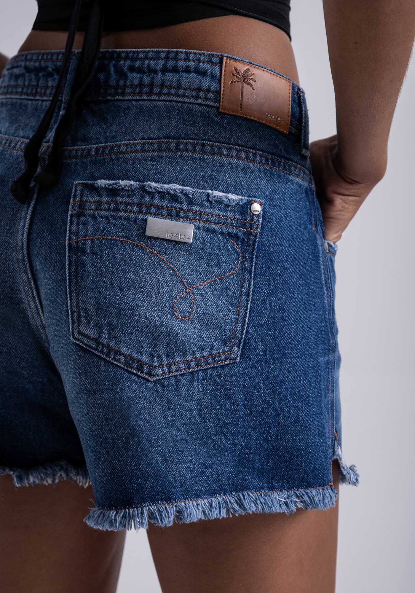 Shorts Jeans Rio Cintura M dia com Barra Desfiada Lez a Lez