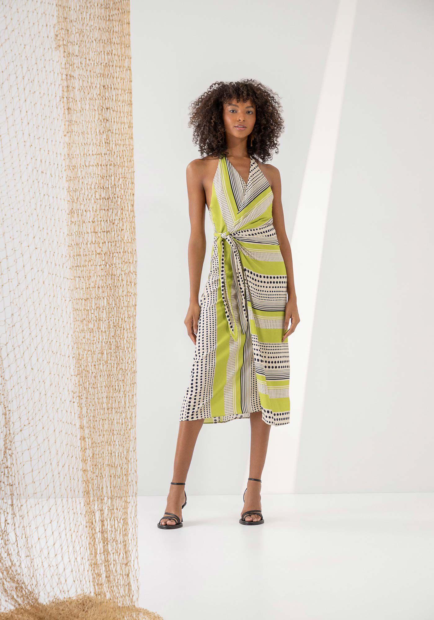 Vestido com sales frente transpassada