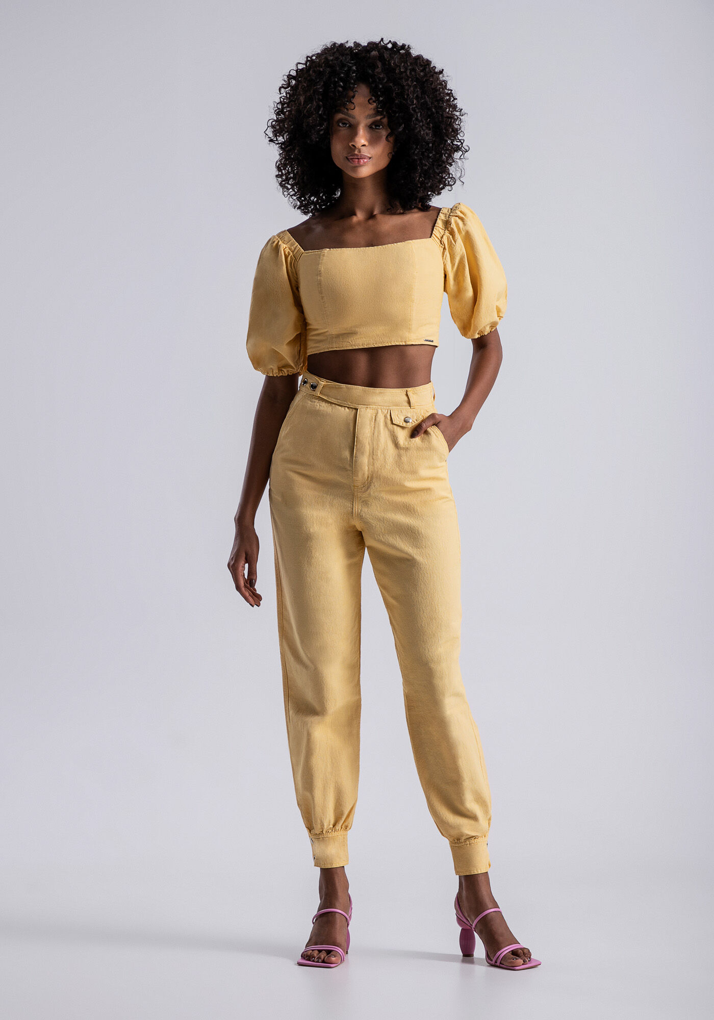 Cal&ccedil;a Sarja Slouchy Cropped com Detalhe C&oacute;s, AMARELO LIMONADA, large.