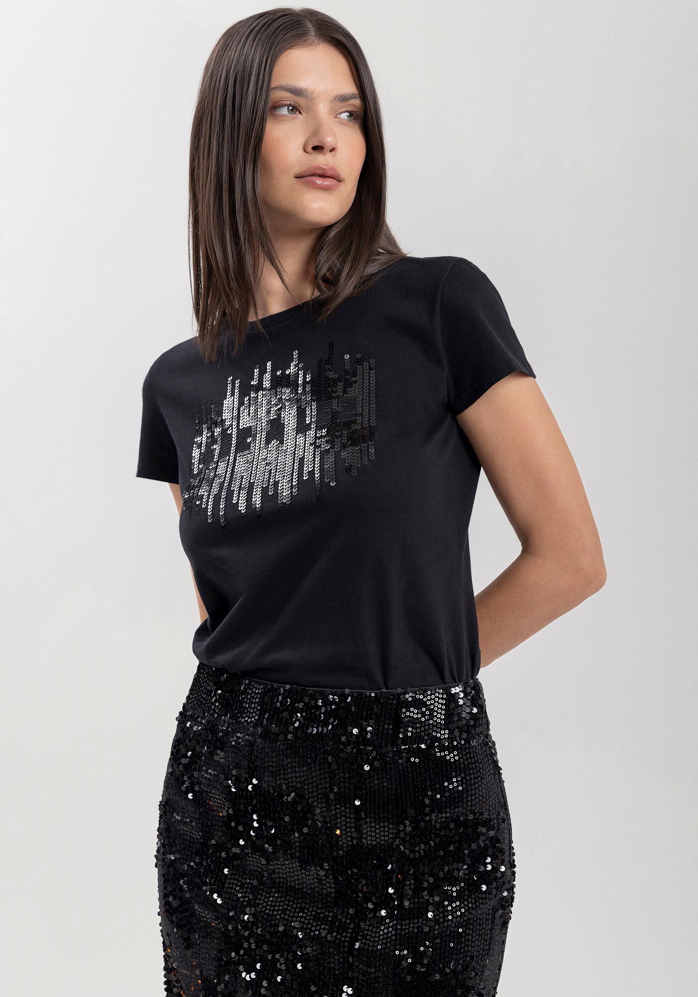 Blusa T-Shirt De Mangas Curtas Com Aplica&ccedil;&otilde;es De Paet&ecirc;, , large.