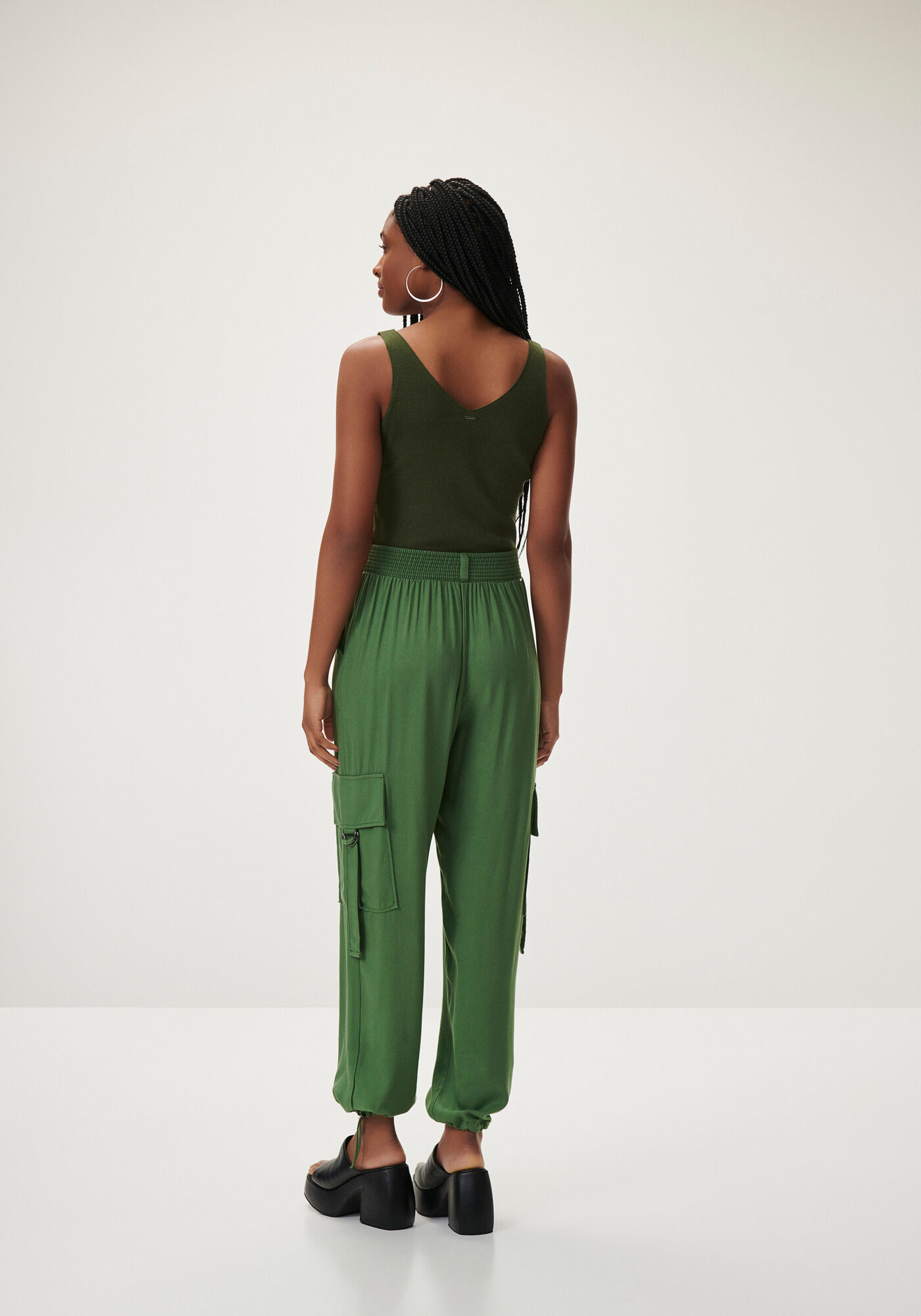 Cal&ccedil;a Jogger em Viscose com Bolsos Cargo, , large.