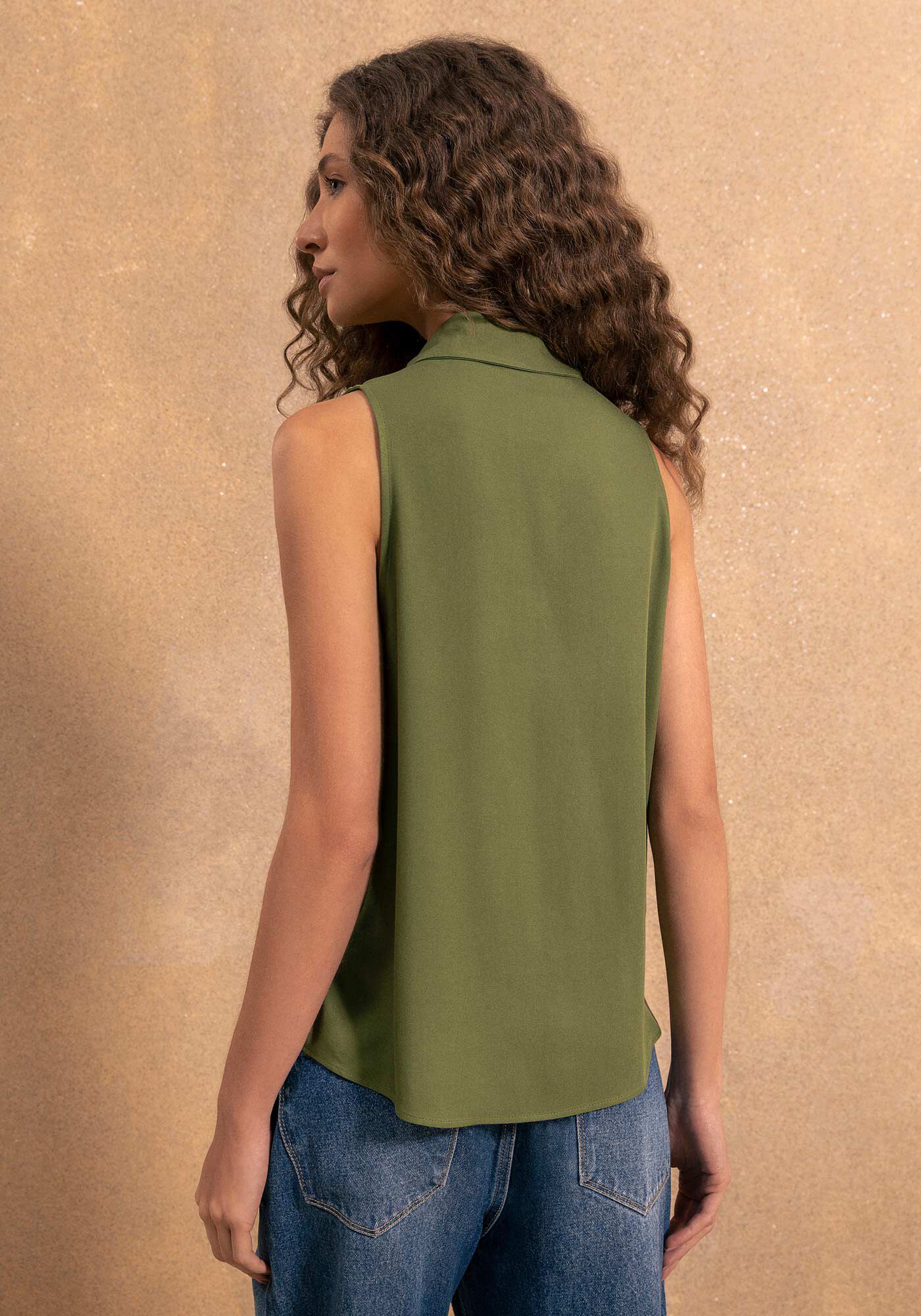 Camisa Sem Mangas Com Gola E Bot&otilde;es Em Viscose, VERDE FLORENA, large.