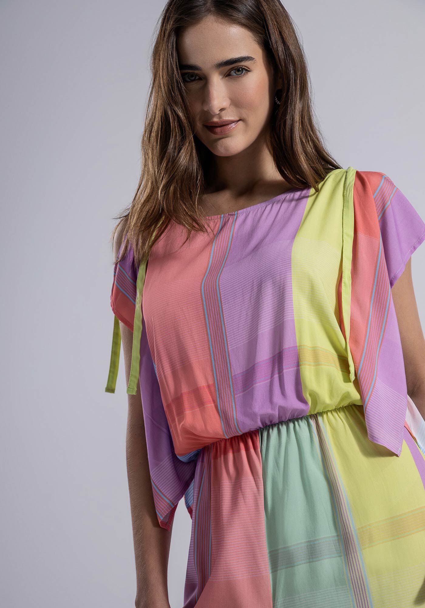 Macac&atilde;o Curto em Viscose com Recorte Ombros, , large.