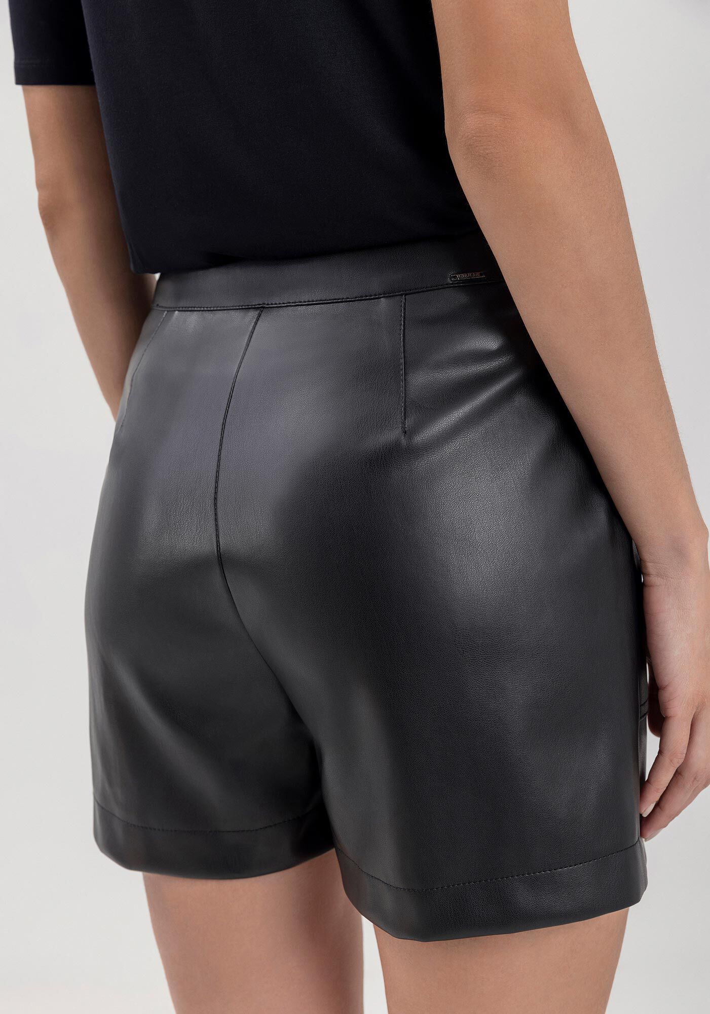 Shorts Curto Em Pu Com Bolsos Frontais E Cintura M&eacute;dia, PRETO REATIVO, large.