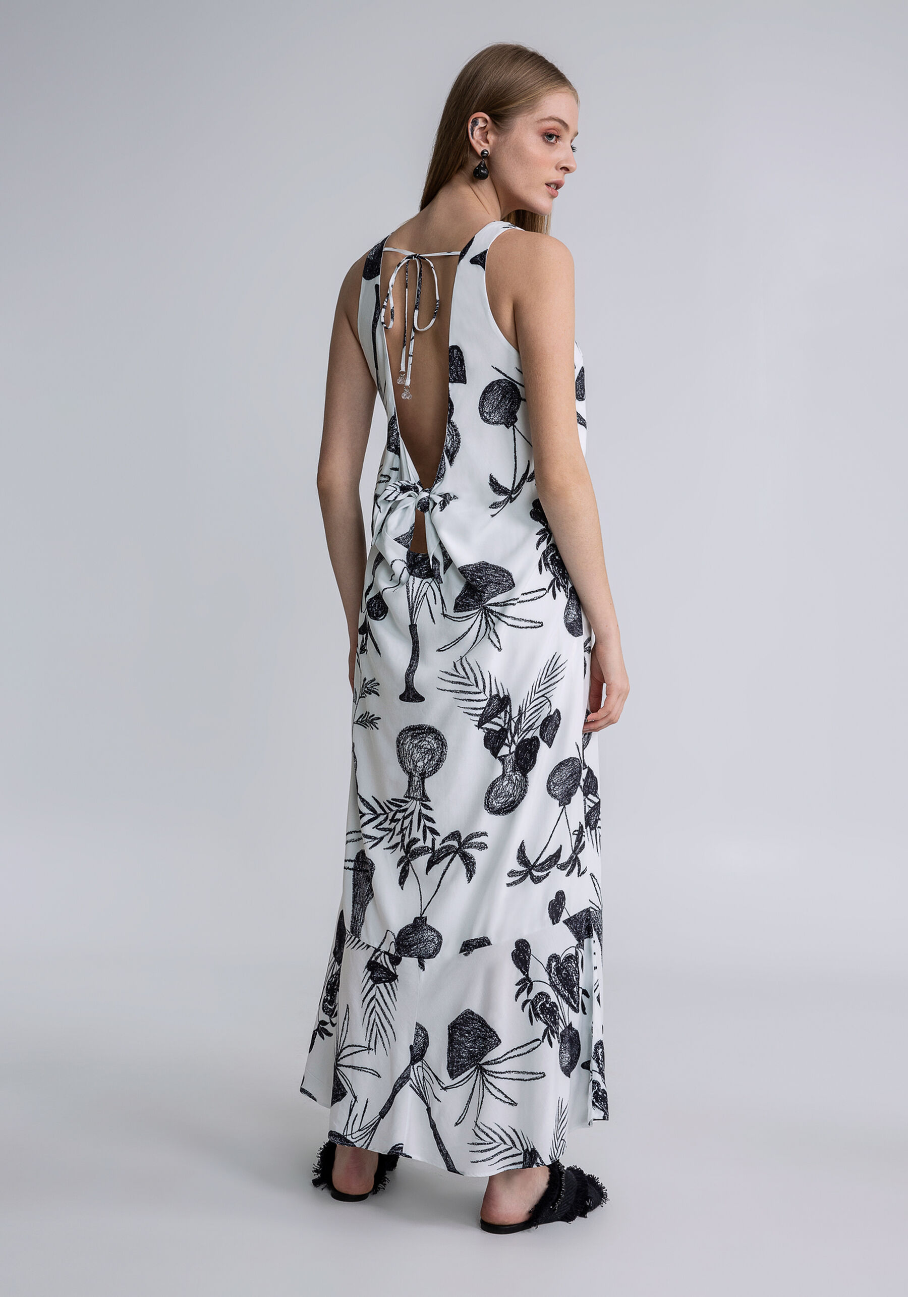 Vestido Midi Estampado Babado, CONTRASTE. Vestido Midi Estampado Babado, CONTRASTE, large.