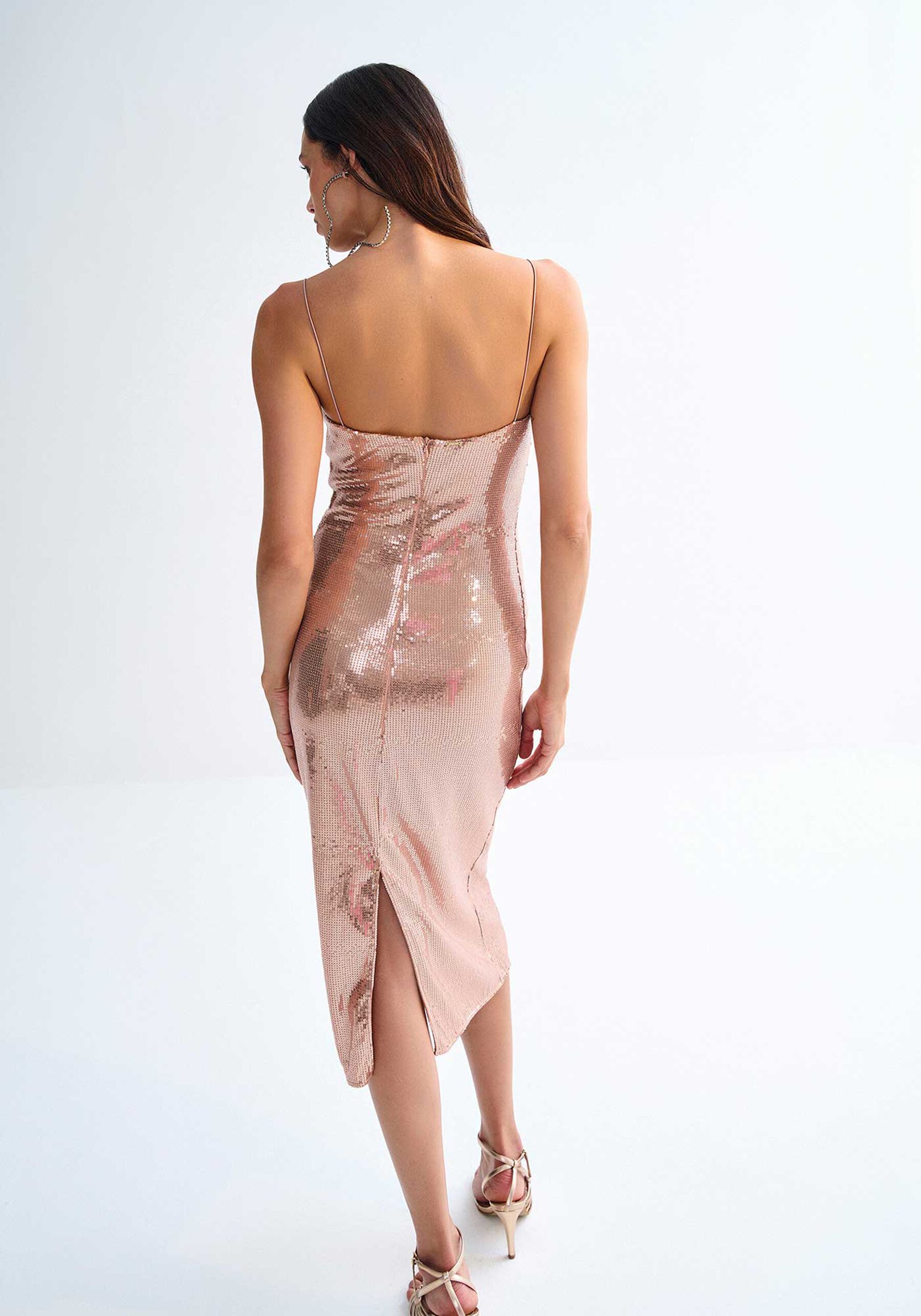 Vestido Midi em Paetês com Decote Reto, BEGE BIRCH. Vestido Midi em Paetês com Decote Reto, BEGE BIRCH, large.