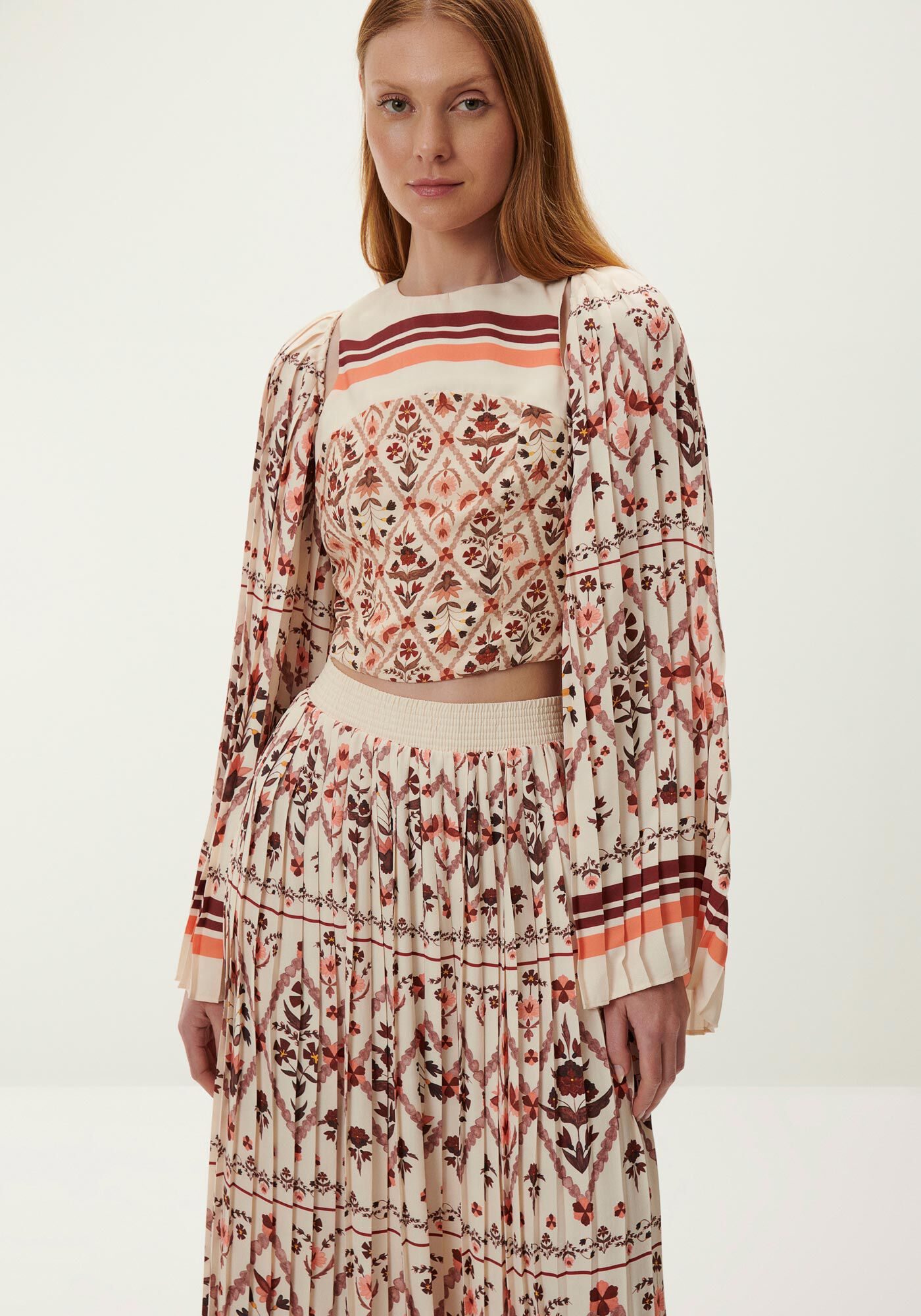 Blusa Estampada Cropped com Manga Longa Plissada, CAPITONE, large.