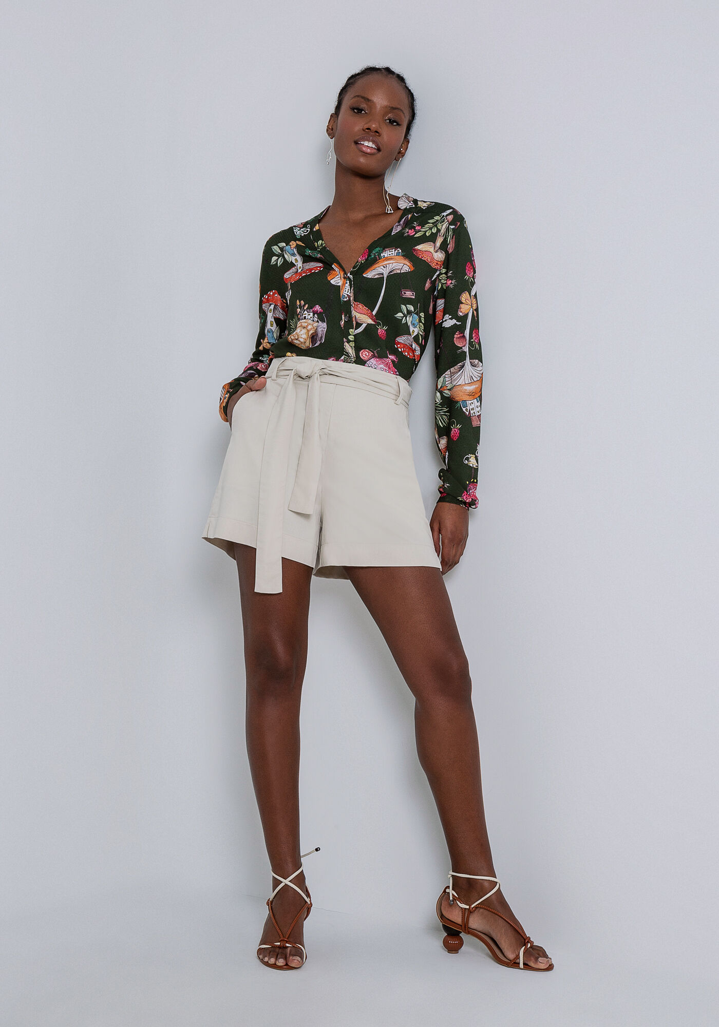 Shorts Cintura M&eacute;dia em Tecido Velurd com Cinto, , large.