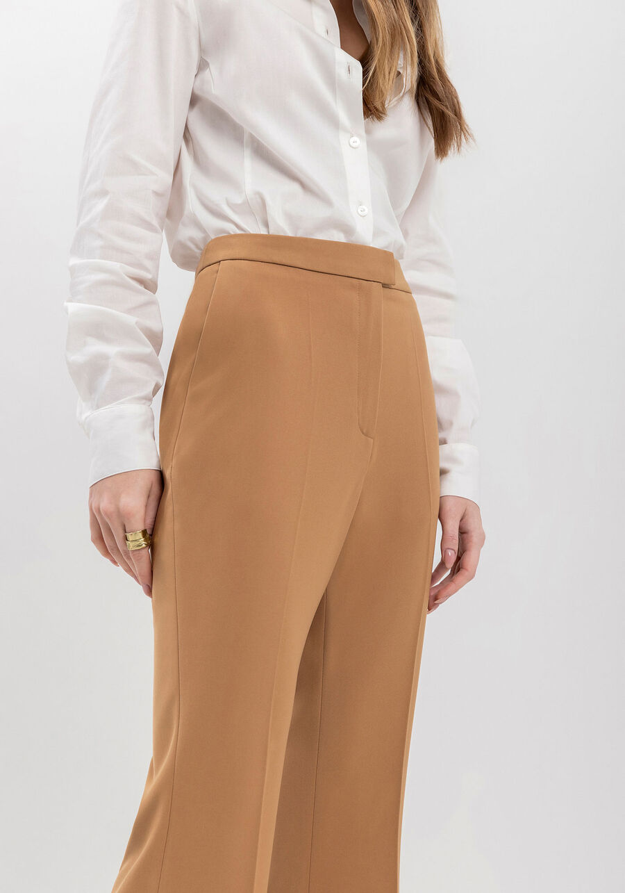 Calça Flare Em Alfaiataria Com Bolsos E Cintura Média, . Calça Flare Em Alfaiataria Com Bolsos E Cintura Média, , large.