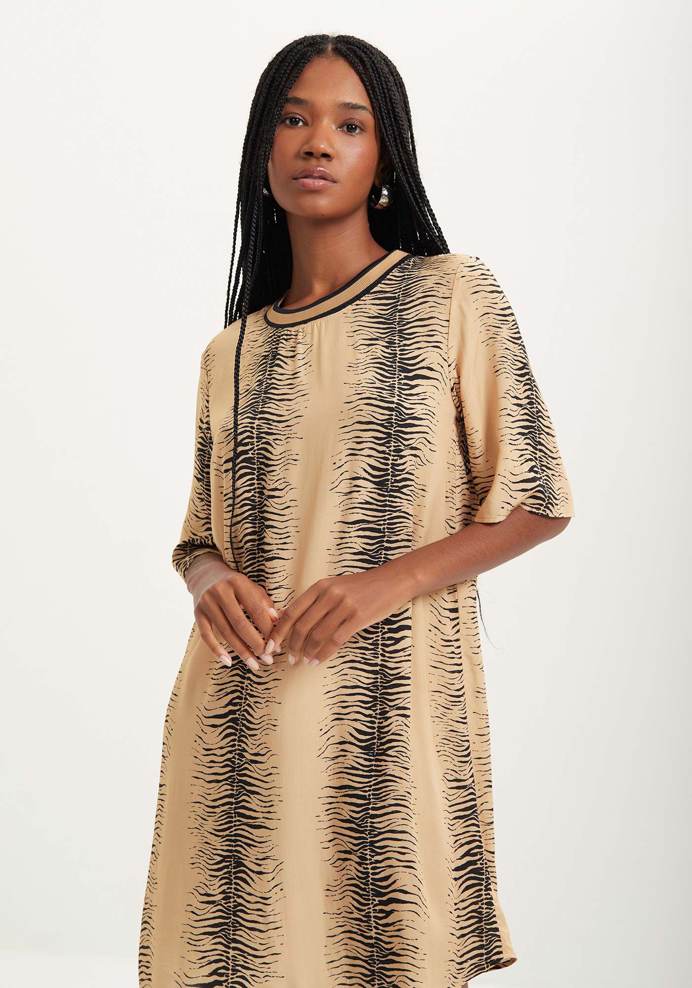 Vestido Curto Estampado Com Manga Curta E Gola Em Retil&iacute;nea, , large.