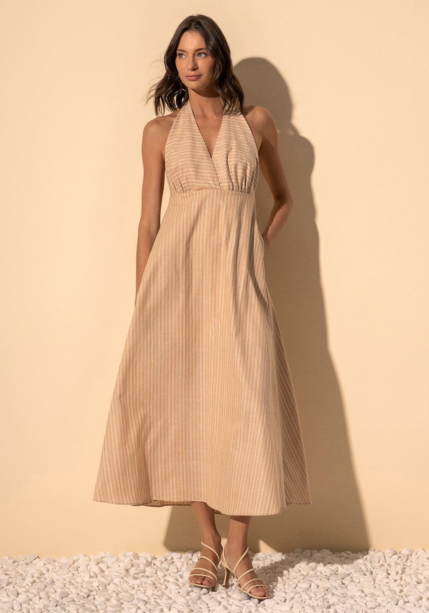 Vestido Ch&aacute; Frente &Uacute;nica Com Decote Em V E Bolsos Laterais, MARROM ESPERADO, large.