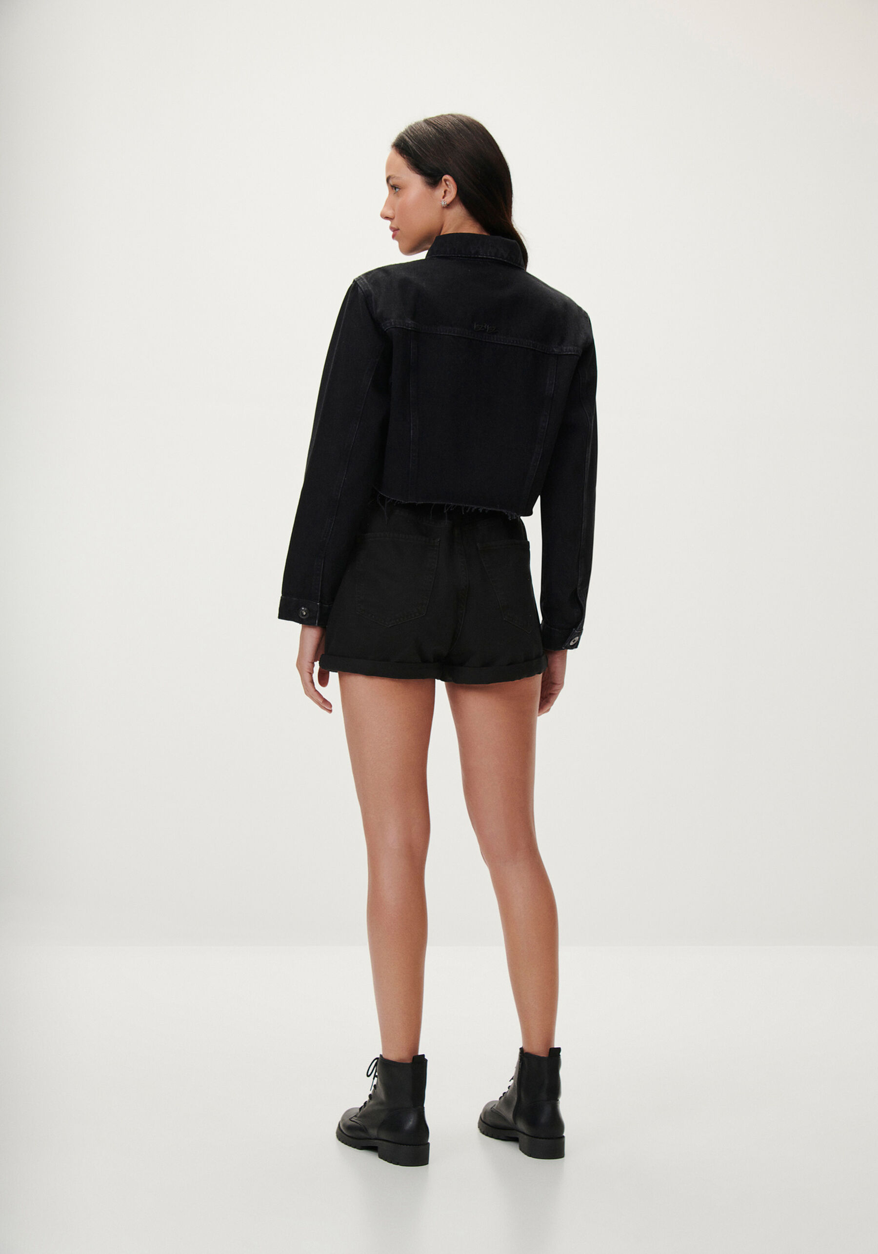 Jaqueta Jeans Cropped com Bordado Borboleta, PRETO REATIVO. Jaqueta Jeans Cropped com Bordado Borboleta, PRETO REATIVO, large.