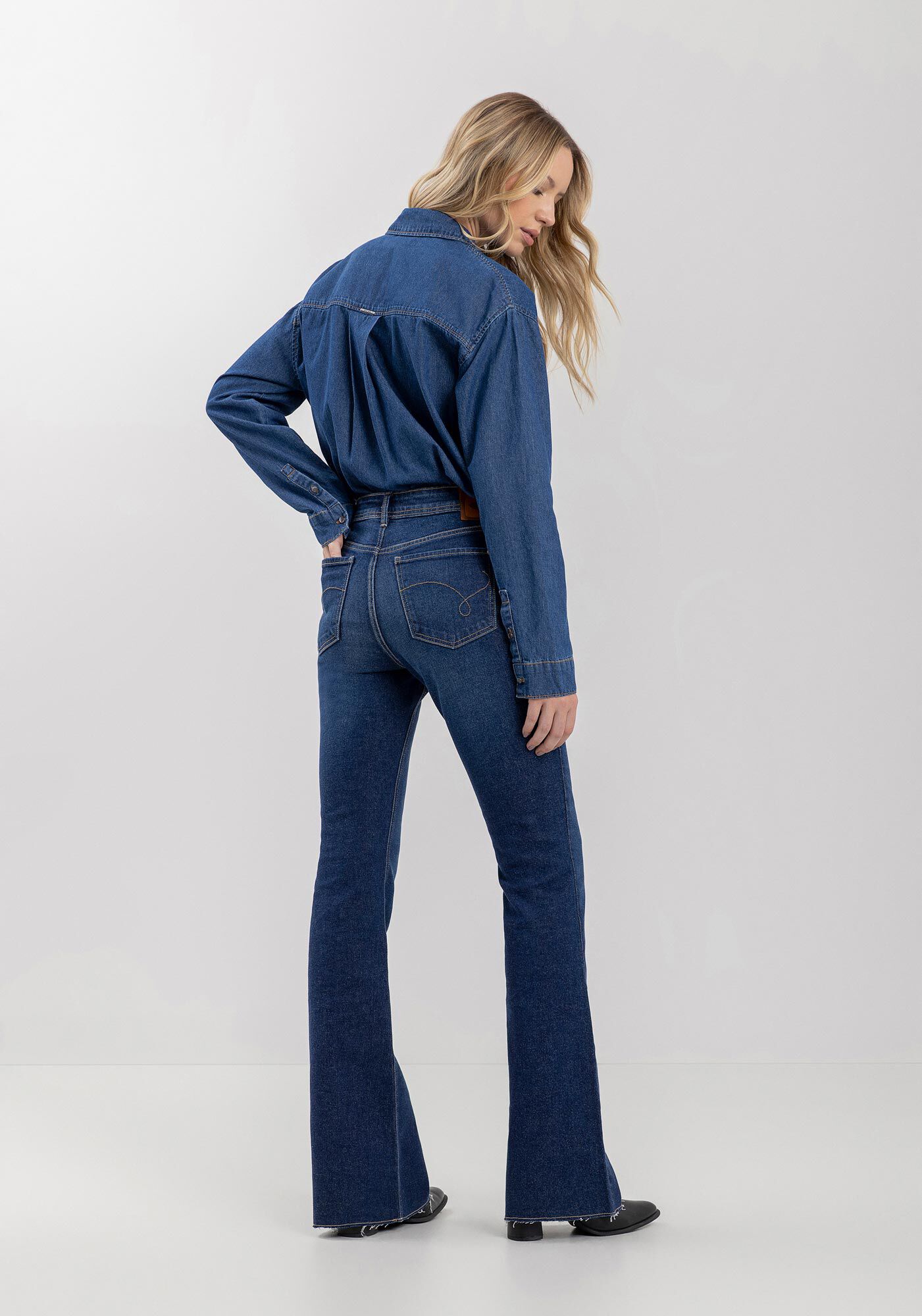 Cal&ccedil;a Jeans Flare Com Cintura Alta E Barra Cortada A Laser, , large.